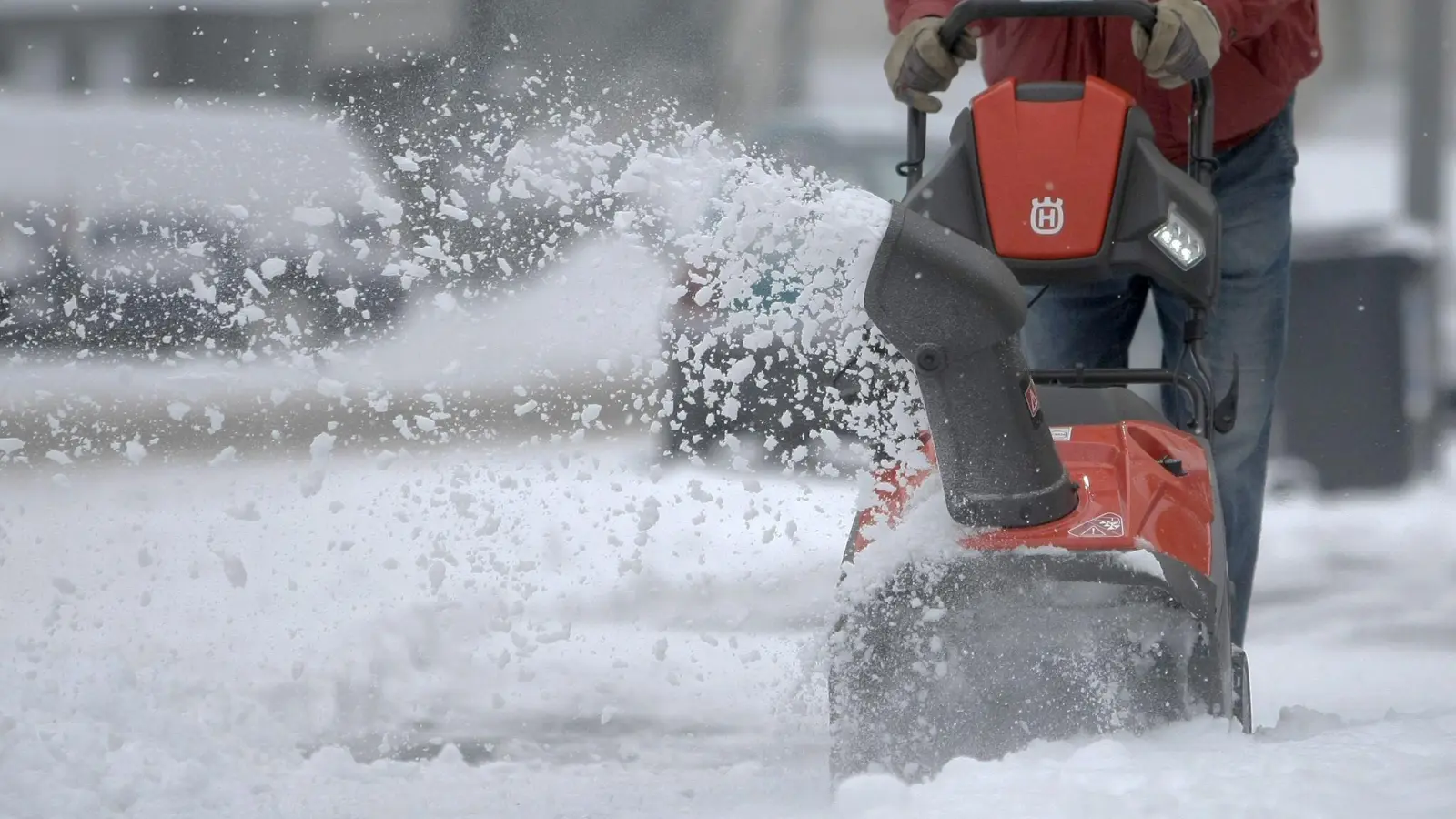 Wie es zu dem schweren Unfall beim Schneefräsen kam, war noch unklar. (Symbolbild: Fredrik von Erichsen/dpa/dpa-tmn)