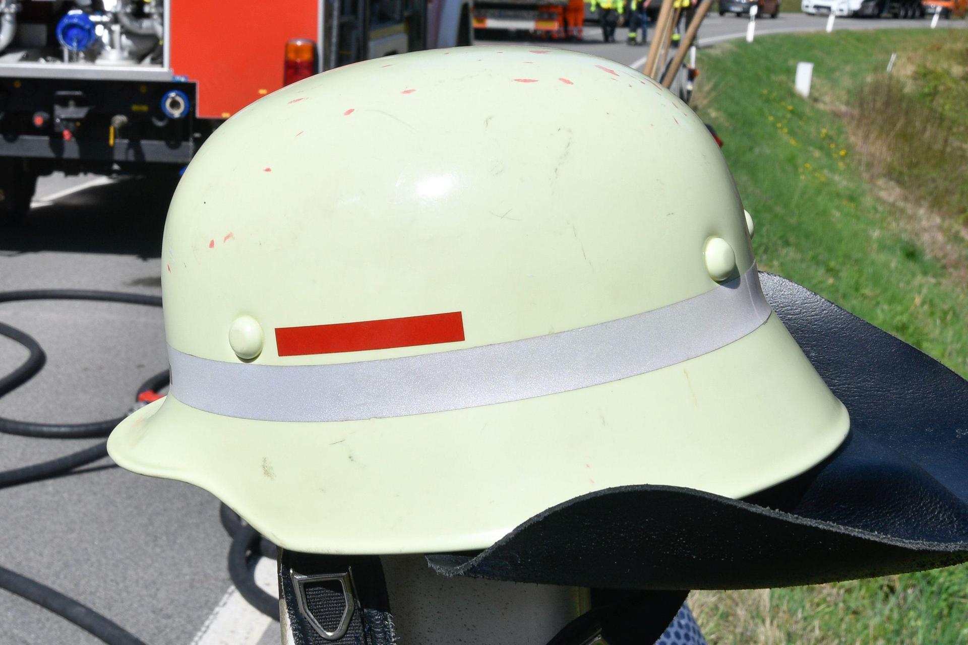 Zwei Lastwagen sind auf der B299 bei Ursensollen in einen Unfall verwickelt gewesen.  (Bild: Petra Hartl)