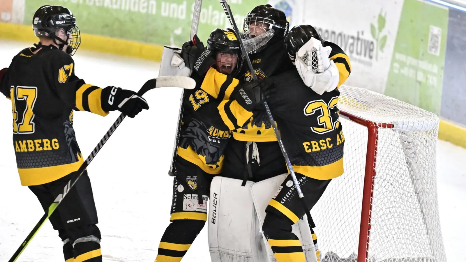 Freude pur: Die U17 des ERSC Amberg sicherte sich den Landesliga-Titel. (Bild: Hubert Ziegler)