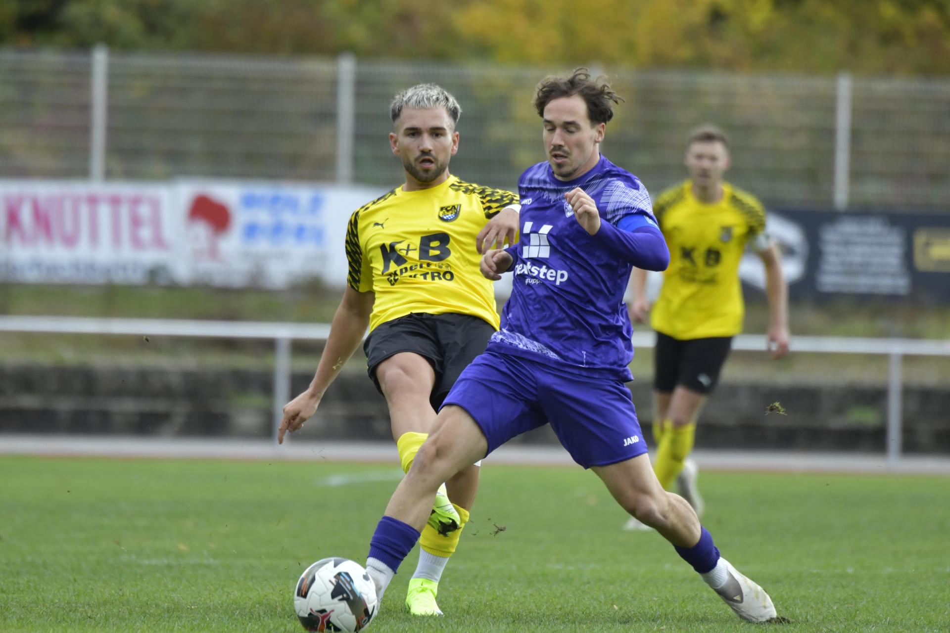Kenen Muslimovic (gelbes Trikot) erzielte den zwischenzeitlichen 1:1-Ausgleich für den FC Amberg gegen Kareth-Lappersdorf. Am Ende musste sich die Mannschaft von Erkan Kara allerdings mit 1:4 geschlagen geben.  (Bild: Hubert Ziegler)