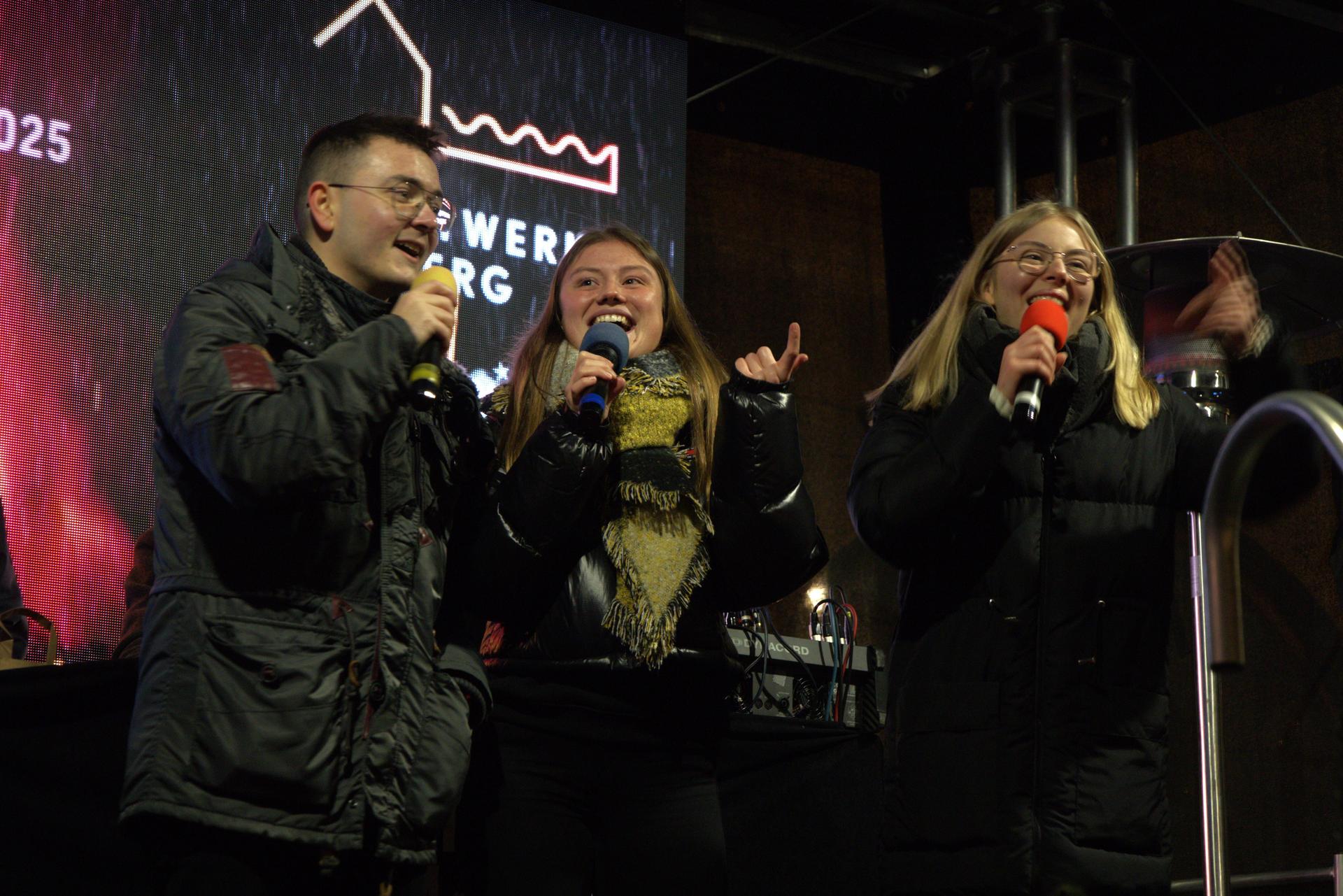 Karaoke auf dem Amberger Weihnachtsmarkt. Das sind die besten Bilder. (Bild: mni)