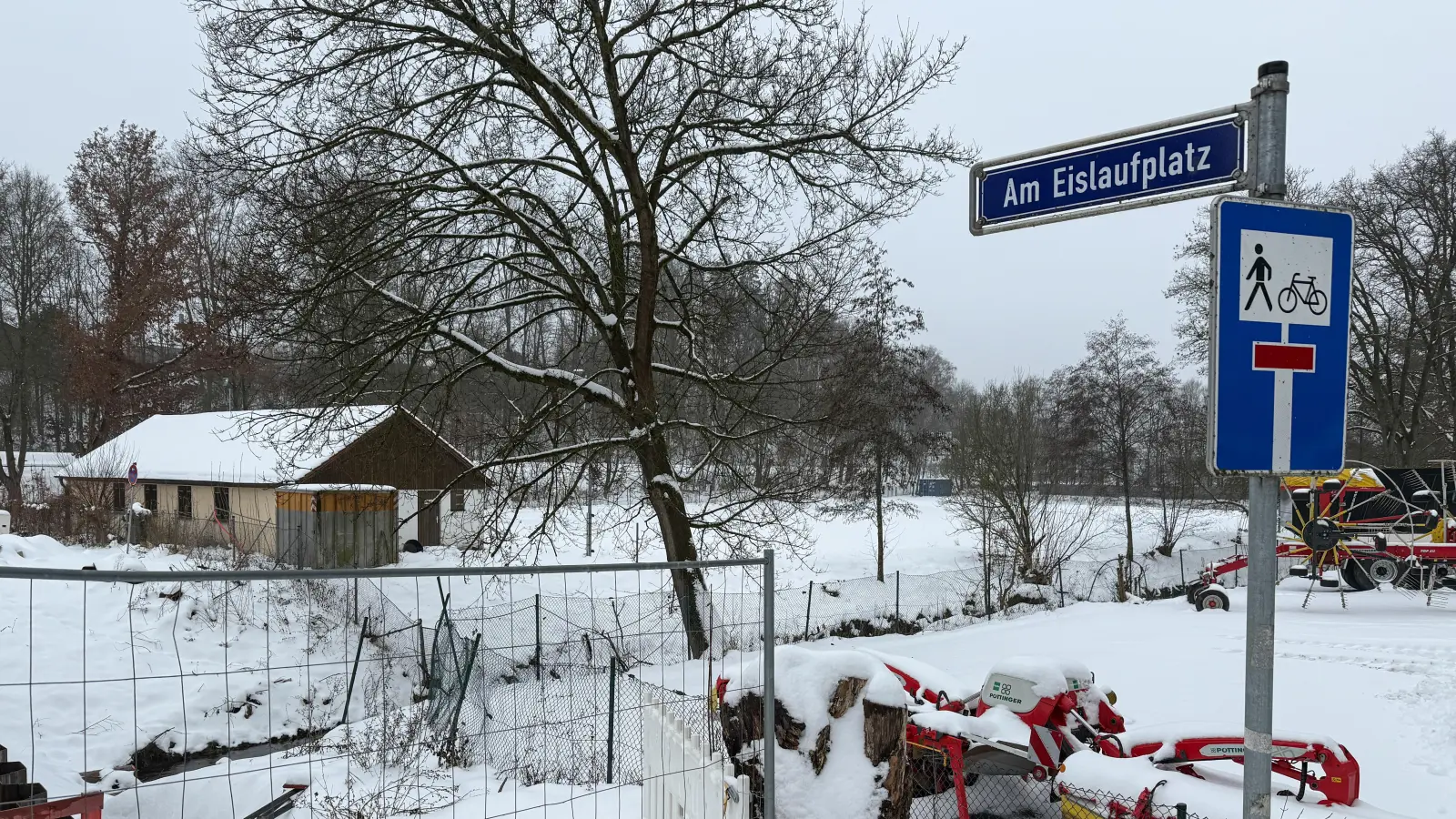 Weil der Neubau der Brücke über den Rosenbach vor Wintereinbruch nicht rechtzeitig fertig wurde, ist die Zufahrt mit dem Auto zum Eislaufplatz (im Hintergrund) bis Frühjahr nicht möglich – ein Grund von mehreren, warum es hier dieses Jahr erneut keinen Eislaufbetrieb gibt. (Bild: Petra Hartl)