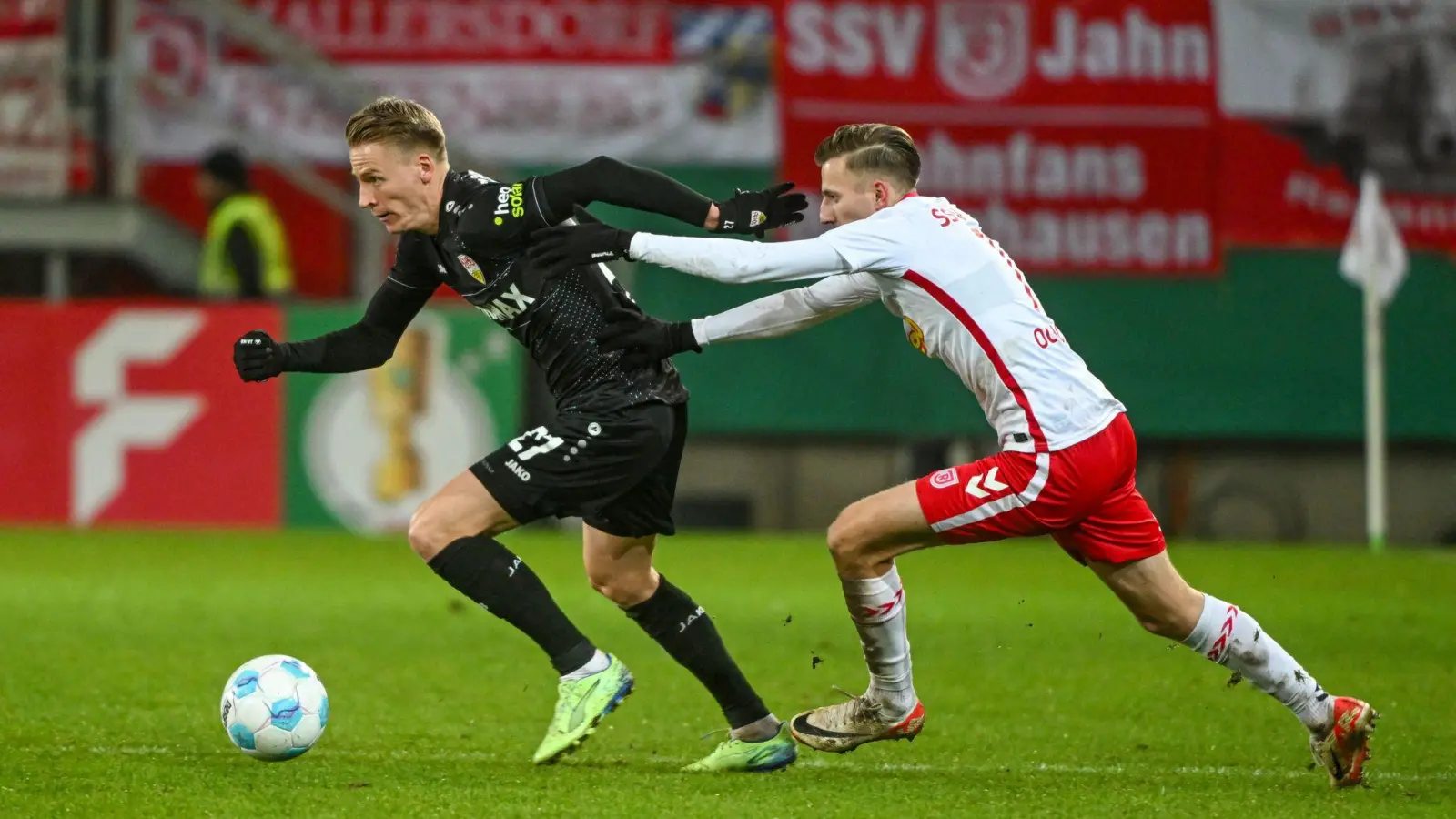 Nico Ochojski (r) verlässt den Verein. (Bild: Armin Weigel/dpa)