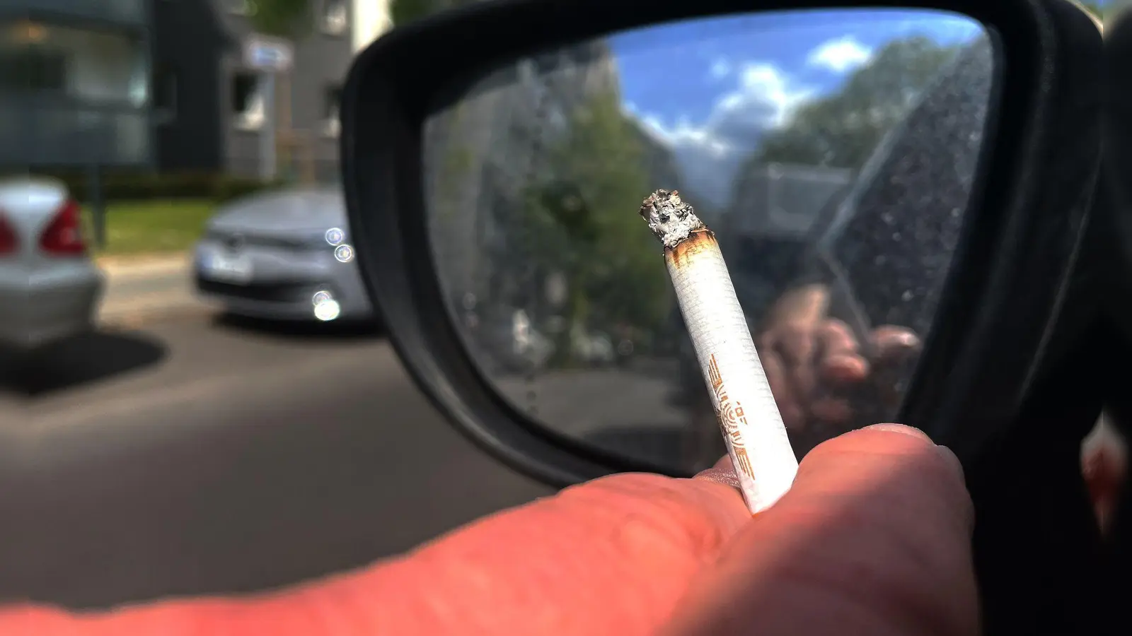 Das Entsorgen von Zigaretten aus dem Auto kann in Italien künftig teuer werden. (Archivbild) (Bild: Paul Zinken/dpa)