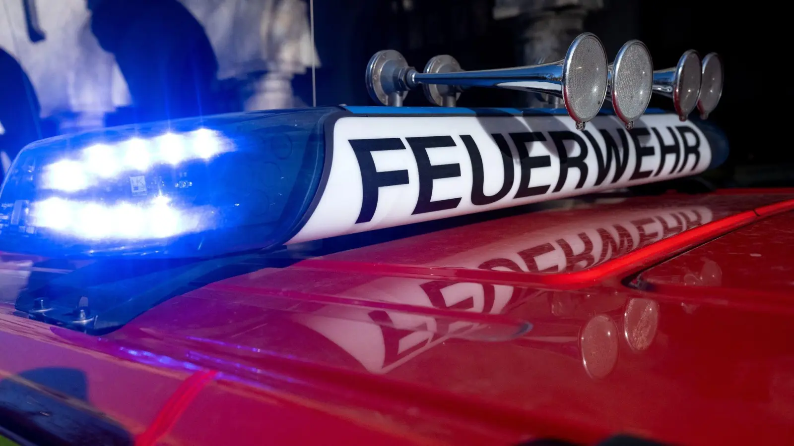 Die Feuerwehr musste auf die Autobahn ausrücken, um den beschädigten Flüssiggastank eines Lastwagens kontrolliert zu entleeren.  (Symbolbild: Sven Hoppe/dpa)