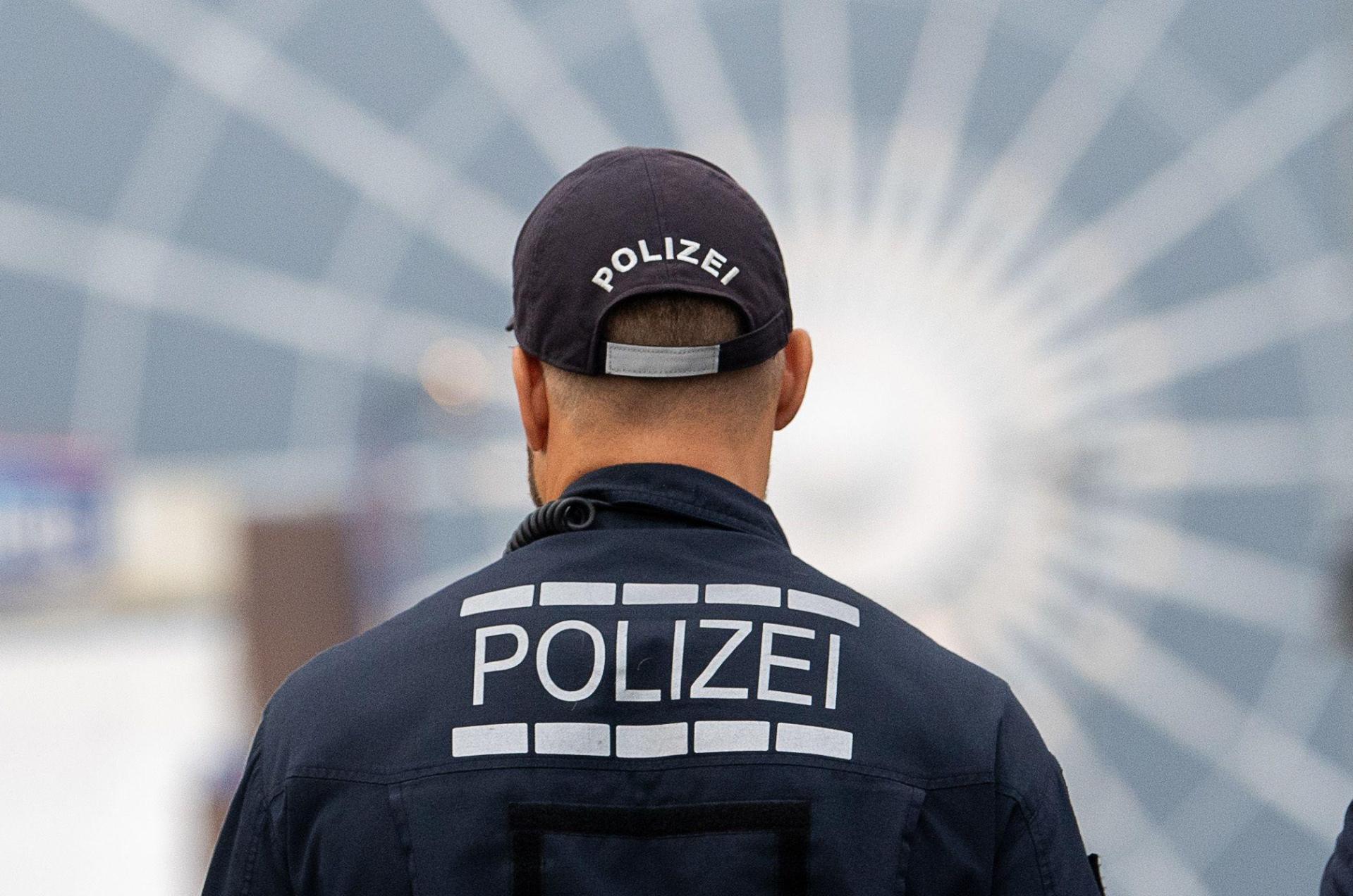 Die Einsatzkräfte eilten zu dem Einsatzort in München.  (Symbolbild: Sebastian Gollnow/dpa)