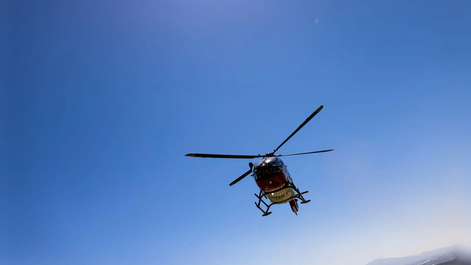 Mit dem Rettungshubschrauber kommt der Jugendliche ins Krankenhaus, dort stirbt er Tage später. (Symbolbild) (Bild: Philipp von Ditfurth/dpa)