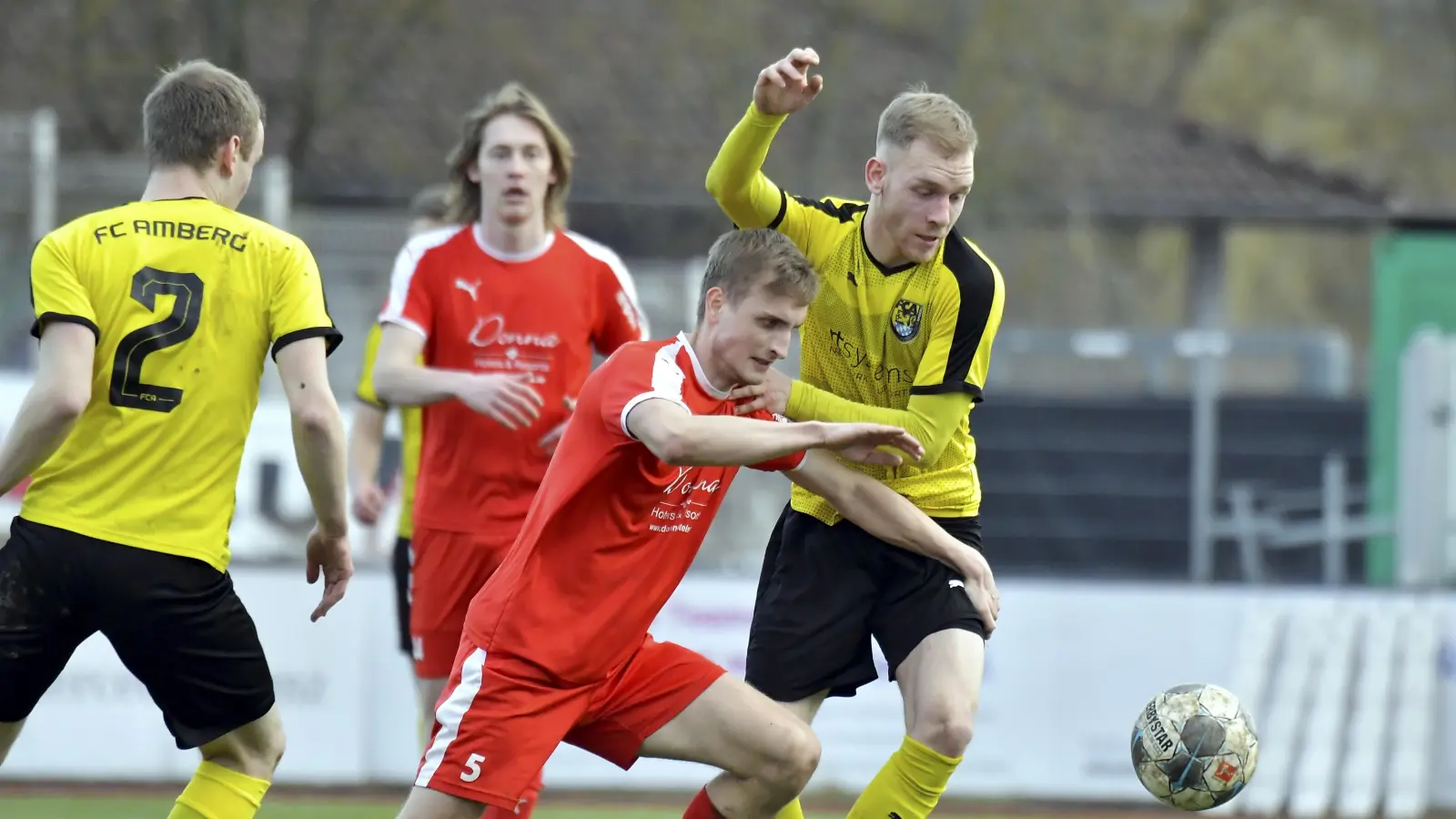 Marco Helleder (rechts) hat seinen Vertrag beim FC Amberg verlängert. (Archivbild: Hubert Ziegler)