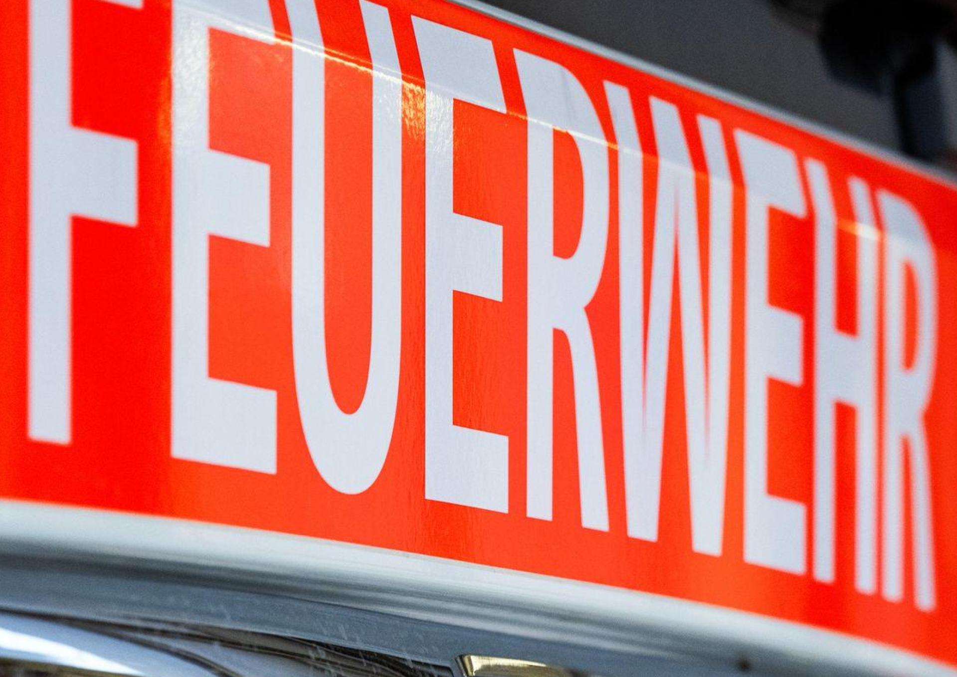 In Amberg ist eine ölhaltige Flüssigkeit in die Vils gelangt. Die Feuerwehr errichtete eine Ölsperre, um die Ausbreitung zu verhindern. (Symbolbild: Marijan Murat/dpa)