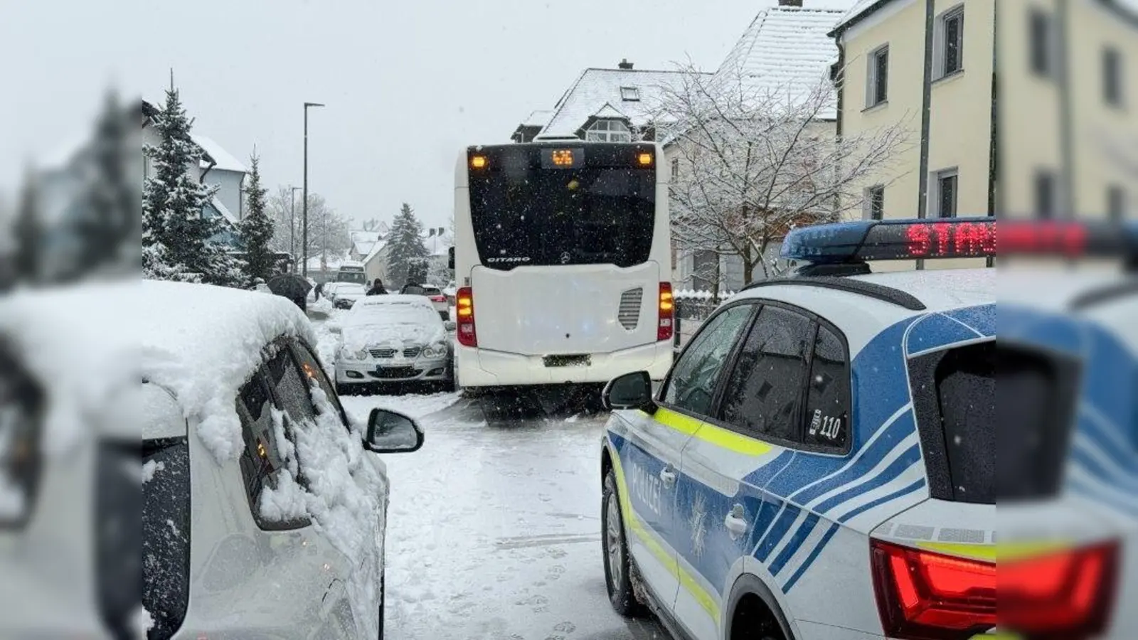 Die Polizei versuchte, den Halter des Fahrzeugs ausfindig zu machen, damit der Schulbus weiterfahren konnte, ohne Schäden anzurichten. (Bild: Petra Hartl)