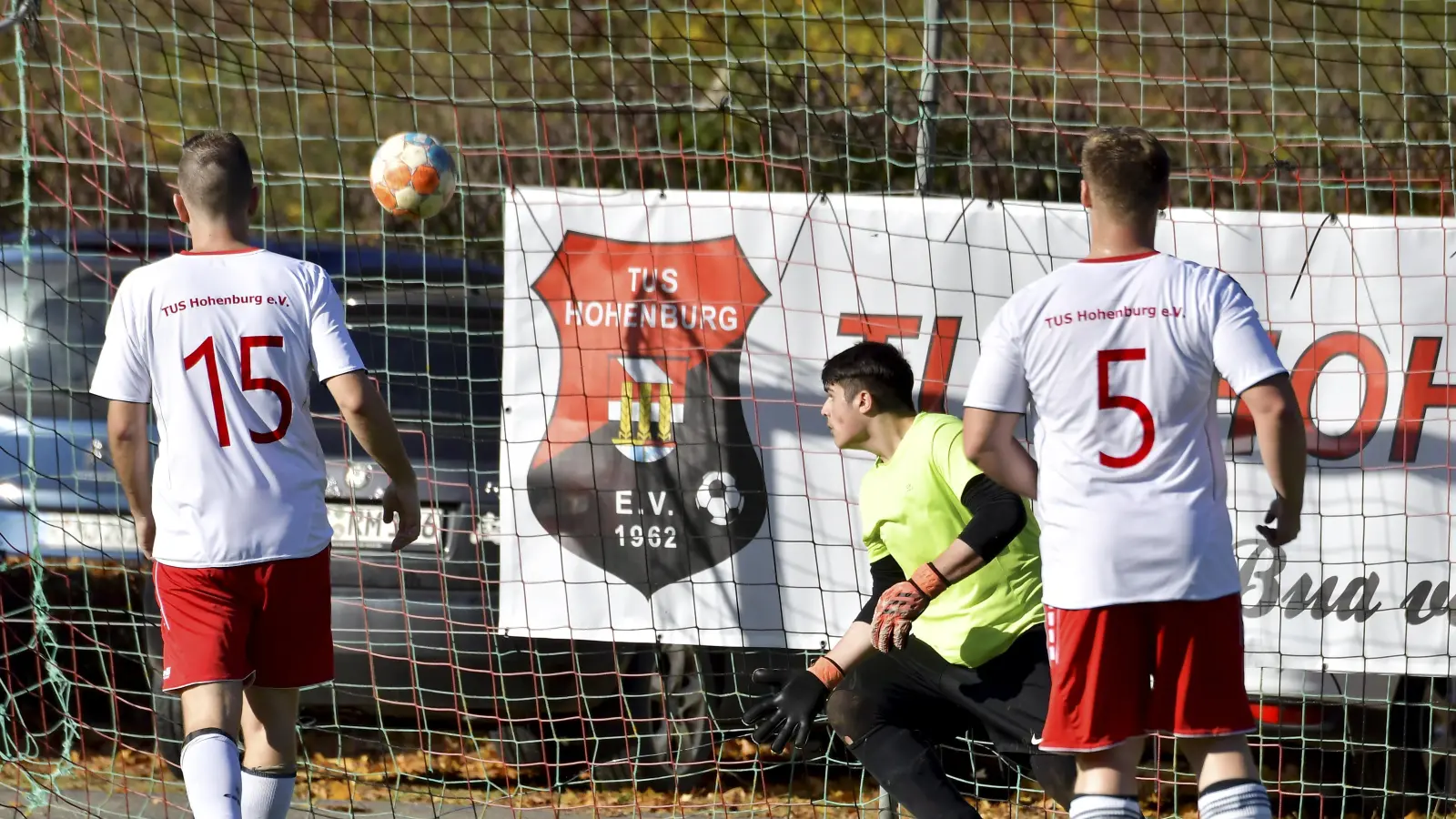 Torhüter Vislan Lalayev (Mitte), hier noch im Trikot des TuS Hohenburg, wechselt zum FC Amberg. (Archivbild: Hubert Ziegler)