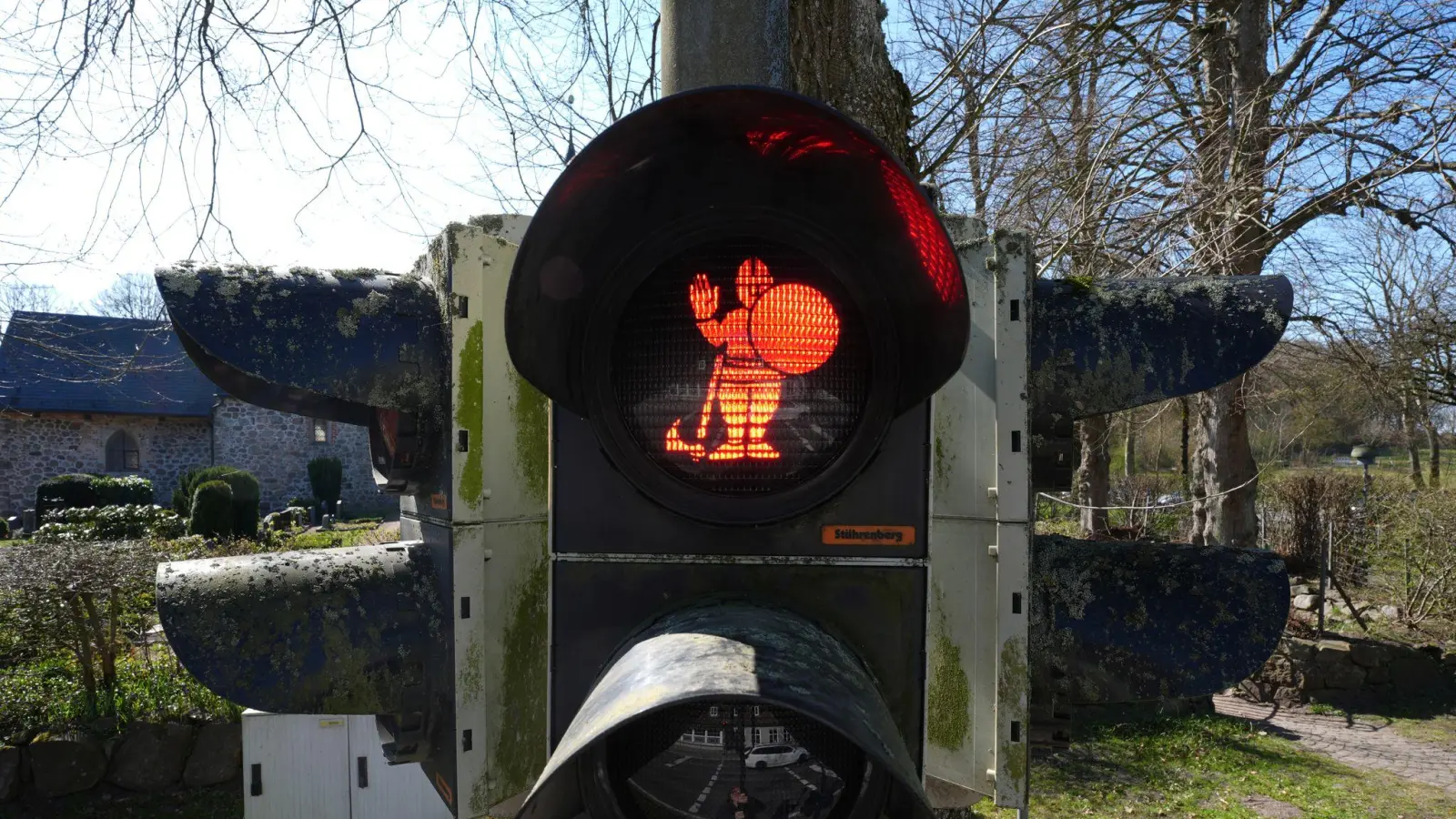 An der B76 bei Haithabu regeln nun Wikinger den Verkehr. (Bild: Marcus Brandt/dpa)