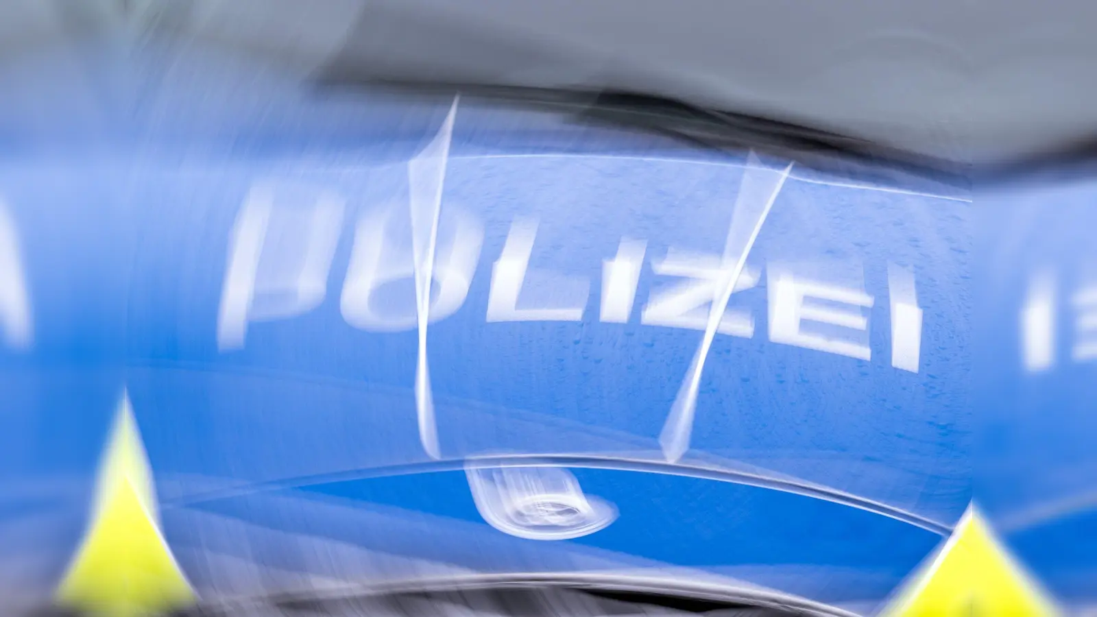 Die Polizei ermittelt wegen des Verdachts des Raubes, der Körperverletzungen, der Bedrohungen und des Verstoßes gegen das Waffengesetz. (Symbolbild) (Bild: Soeren Stache/dpa)
