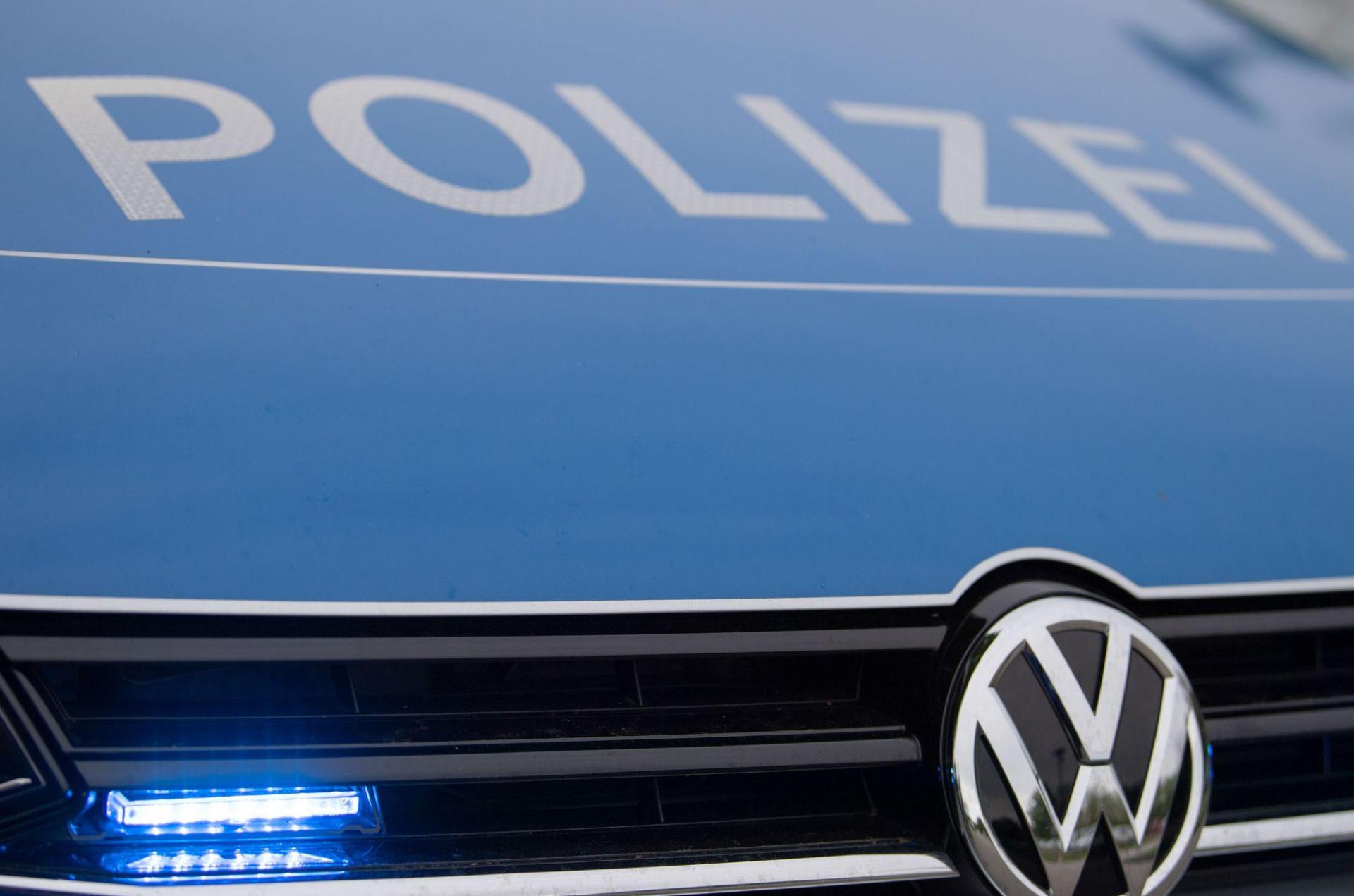 Ein unbekanntes Fahrzeug touchiert in Kümmersbruck einen Opel, der Fahrer flüchtet. Die Polizei sucht Zeugen. (Symbolbild: Lino Mirgeler/dpa)