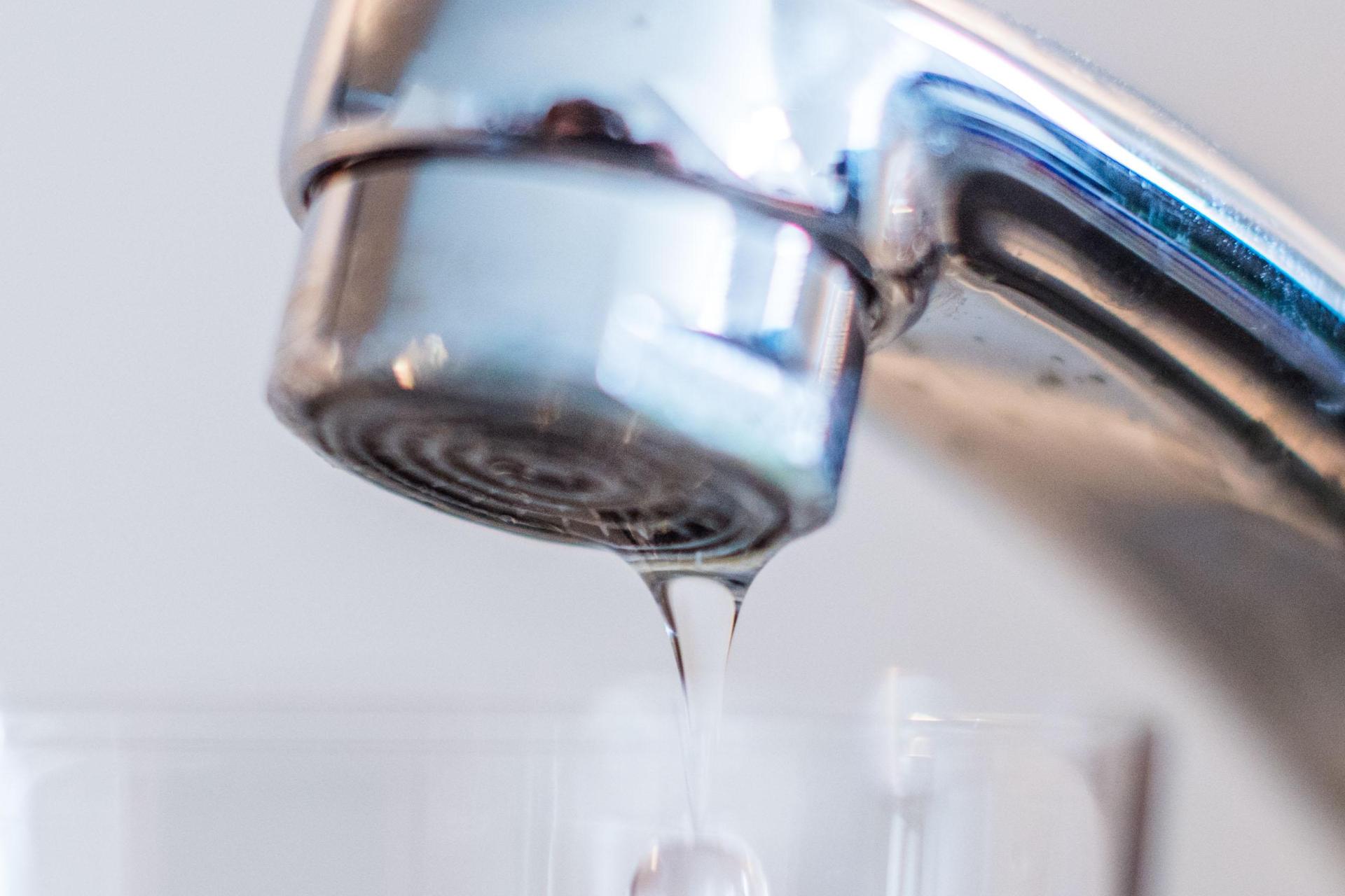 In der Gemeinde Freudenberg kann es zu Druckschwankungen im Wassernetz kommen. (Symbolbild: Lino Mirgeler/dpa)