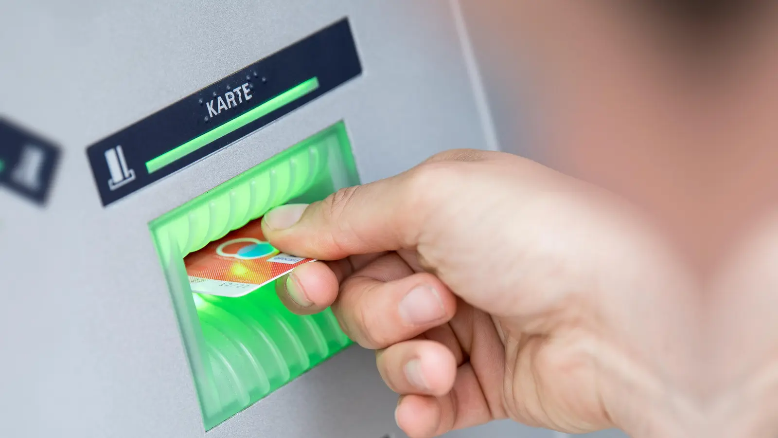 Ein 84-Jähriger vergisst 500 Euro an einem Geldautomaten in Amberg. Ein Unbekannter nimmt das Geld an sich. (Symbolbild: Fabian Sommer/dpa)