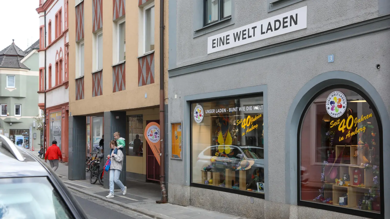 Der Eine-Welt-Landen in der Amberger Ziegelgasse ist mehr als nur ein Geschäft. Von Ehrenamtlichen betrieben, setzt er ein Zeichen der Solidarität mit dem globalen Süden. (Bild: Wolfgang Steinbacher)