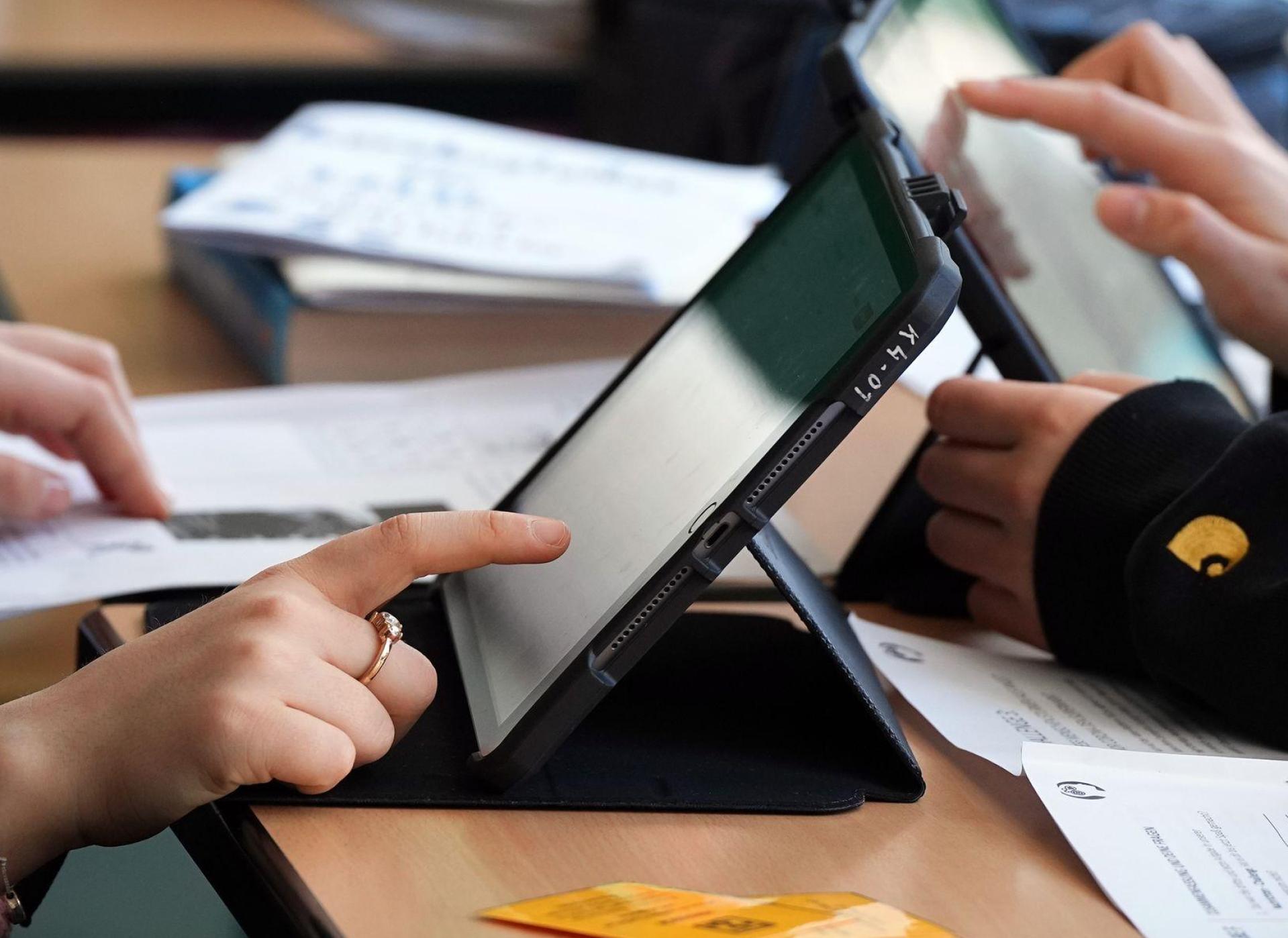 Tablets oder Laptops gehören an vielen Schulen zum Unterricht dazu. (Archivbild)  (Bild: Soeren Stache/dpa)