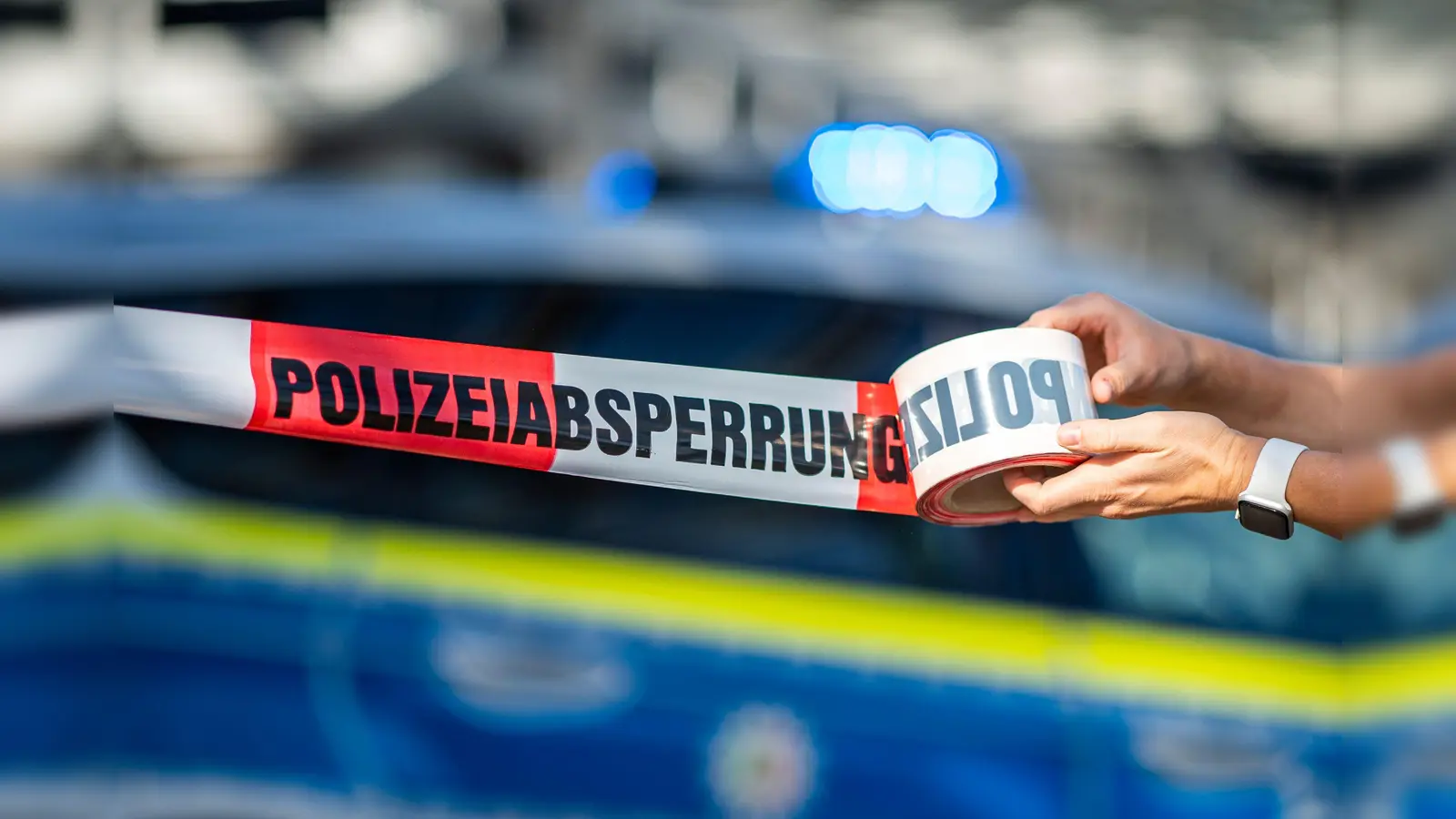 Am Schwandorfer Ahornhof nahe der Autobahn lief ein Großeinsatz der Polizei. (Bild: David Inderlied/dpa)