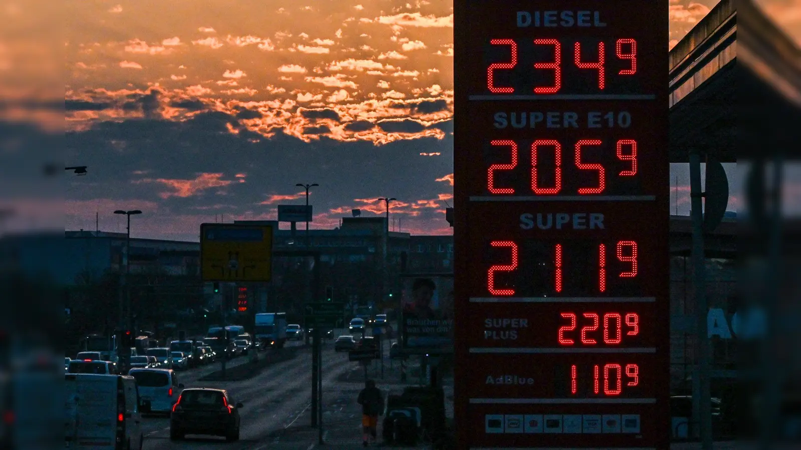 Tanken wird immer teurer - Diesel ist nur noch minimal vom Allzeithoch entfernt.  (Bild: Jens Kalaene/dpa)