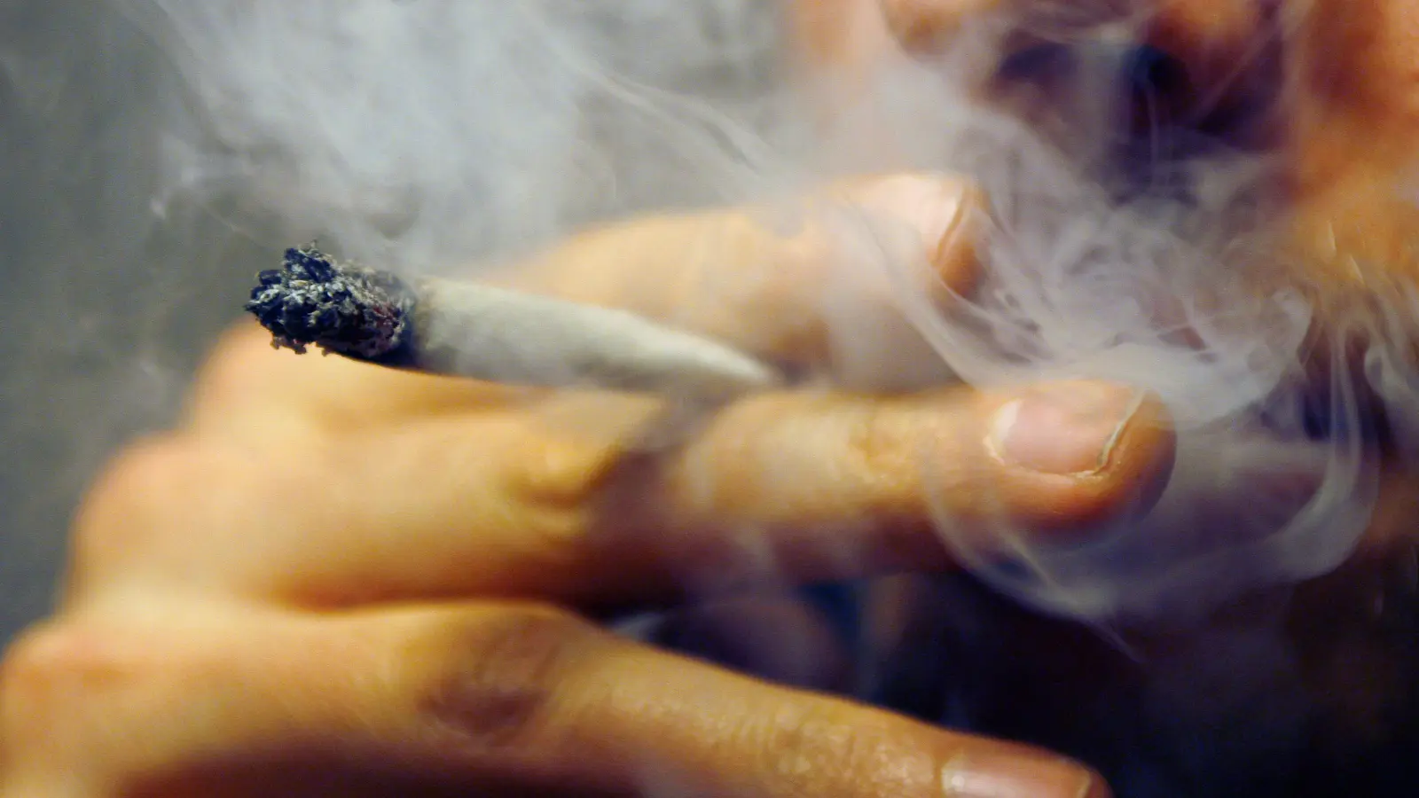 Ein 24-jähriger Mann ist in Kümmersbruck unter Drogeneinfluss Auto gefahren. (Symbolbild: Daniel Karmann/dpa)