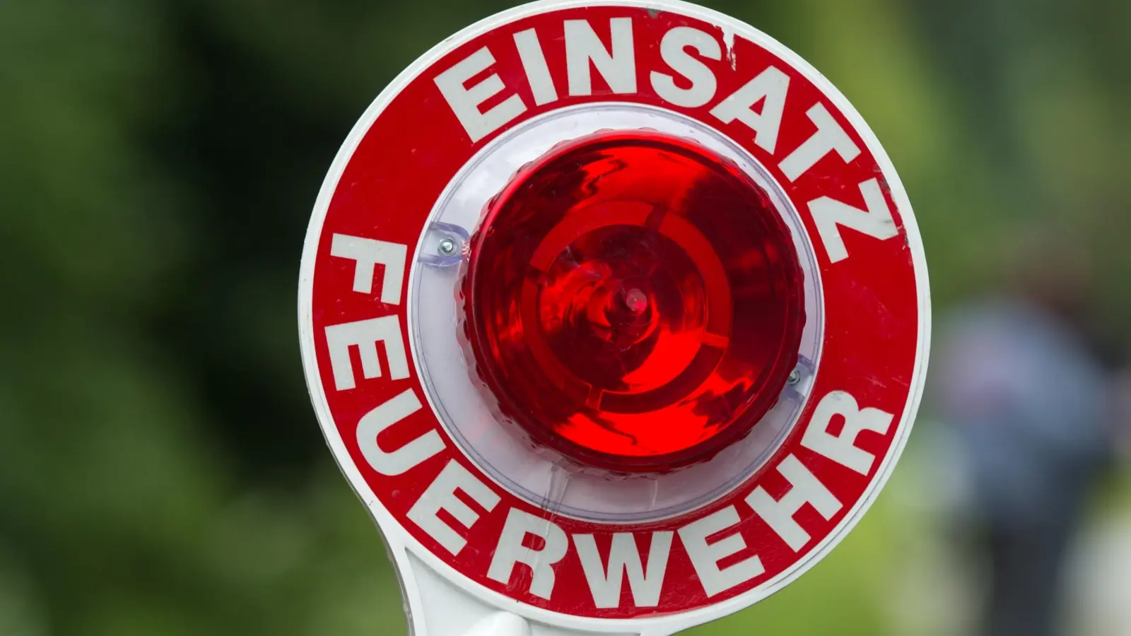 Ein Ast fiel bei Baumschnittarbeiten auf den Kopf einer Frau in Neukirchen. (Symbolbild: Armin Weigel/dpa)
