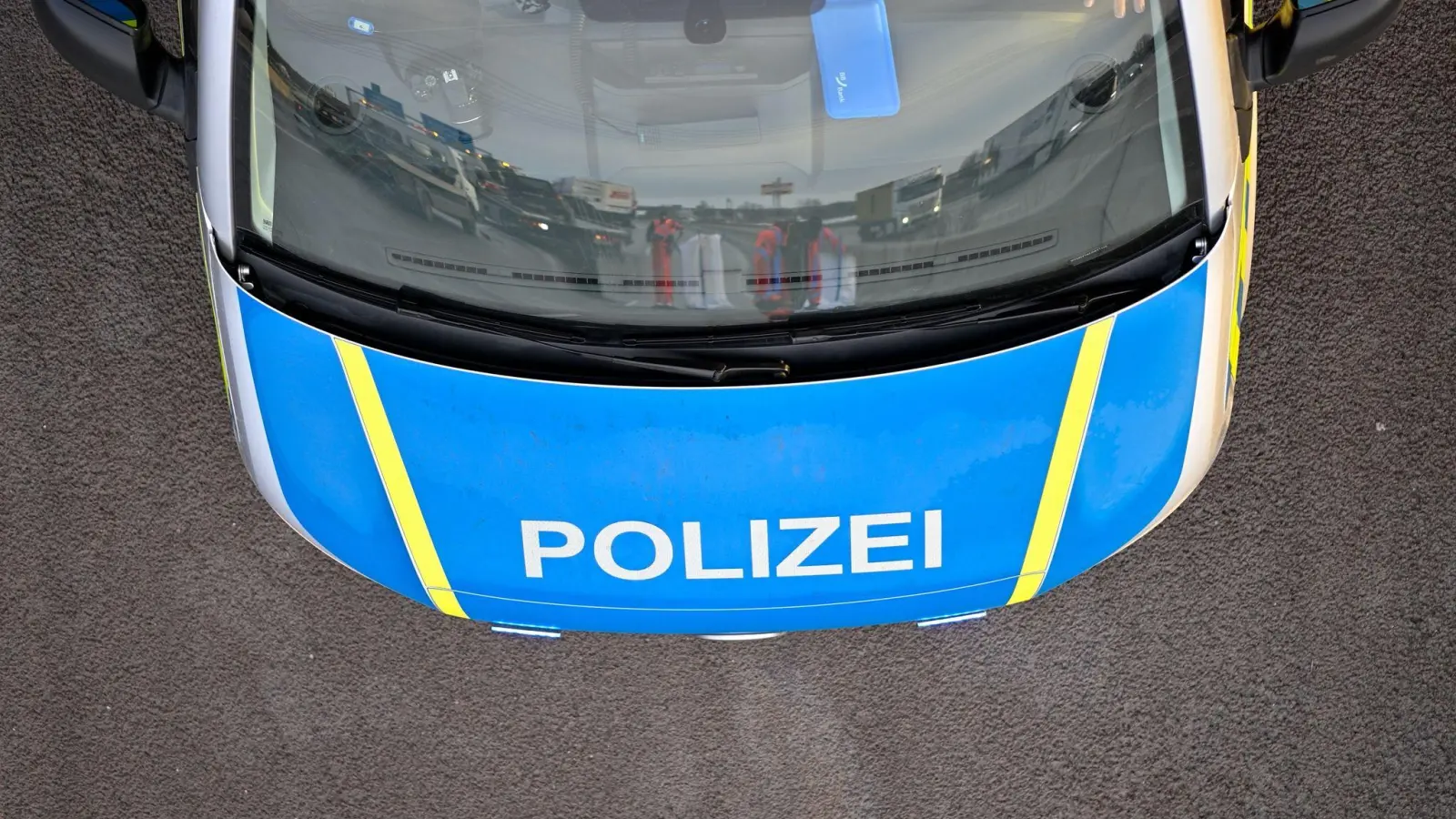 Die Polizei wurde alarmiert, weil sich ein 73-Jähriger unter seinem Auto eingeklemmt hat.  (Symbolbild: Klaus-Dietmar Gabbert/dpa)