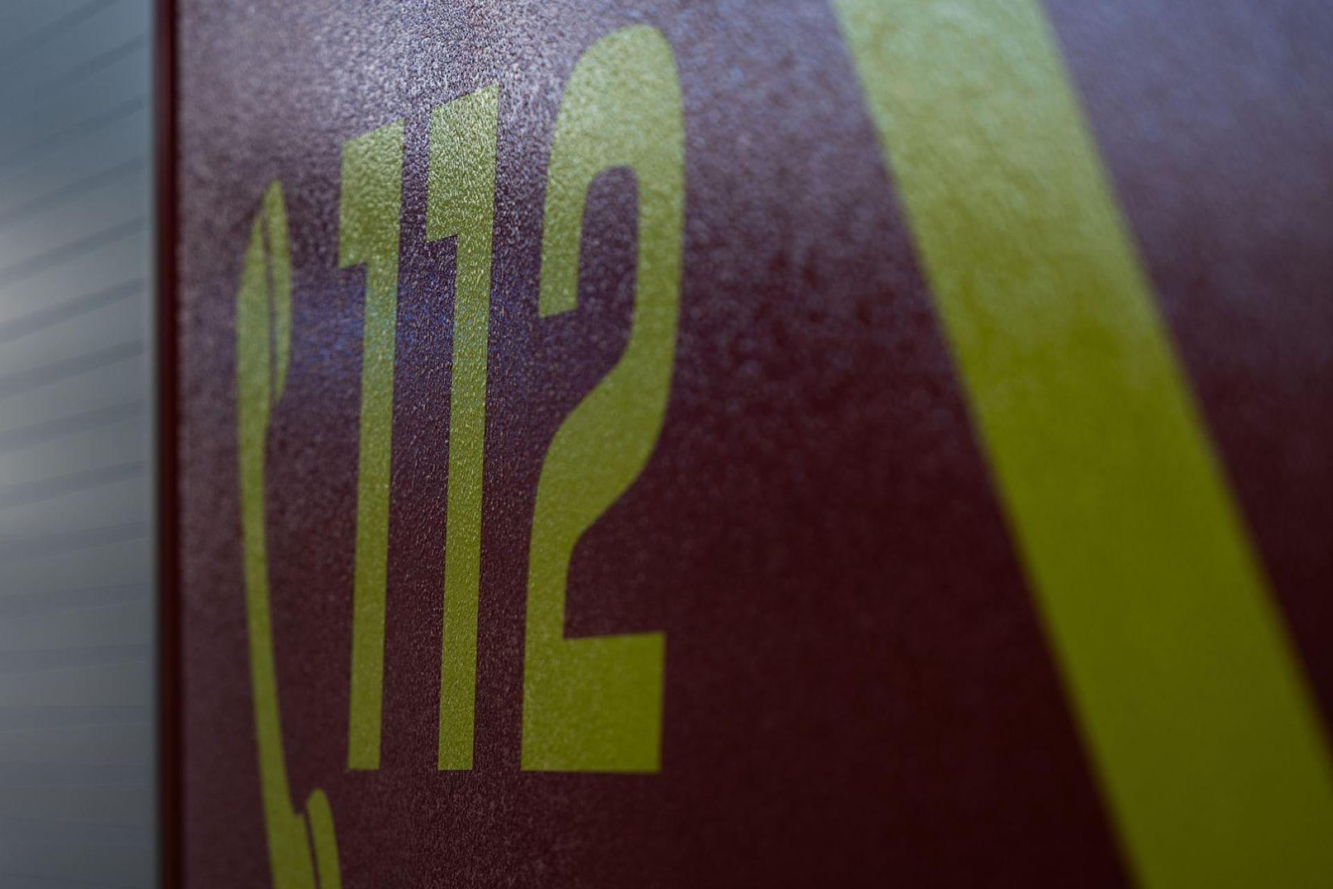 Die Feuerwehr rückte zu dem Brand aus und war am Morgen noch mit Löscharbeiten beschäftigt. (Symbolbild) (Bild: Rolf Vennenbernd/dpa)