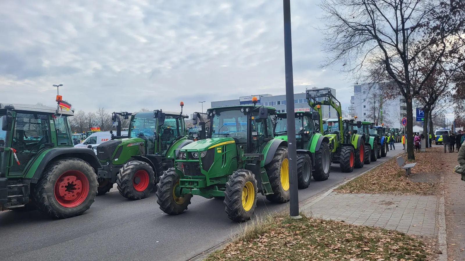 Traktoren, wohin man blickt. Der Großparkplatz in Weiden ist an diesem Montag fest in Bauernhand. (Bild: Würth, Wolfgang)