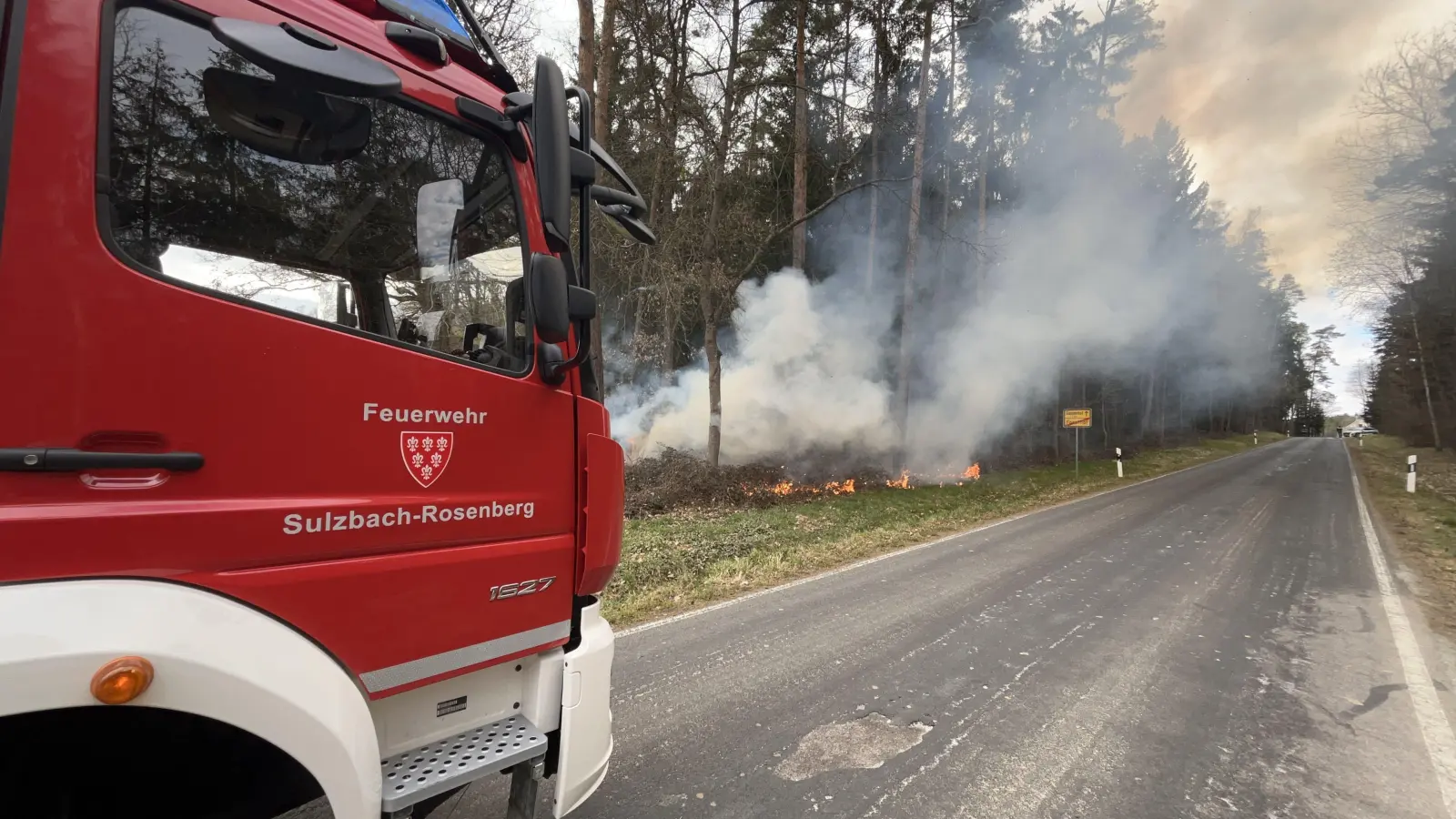 Bei Forsthof hat es gebrannt. Rund 400 Einsatzkräfte rückten aus.  (Bild: PI Sulzbach-Rosenberg/exb)