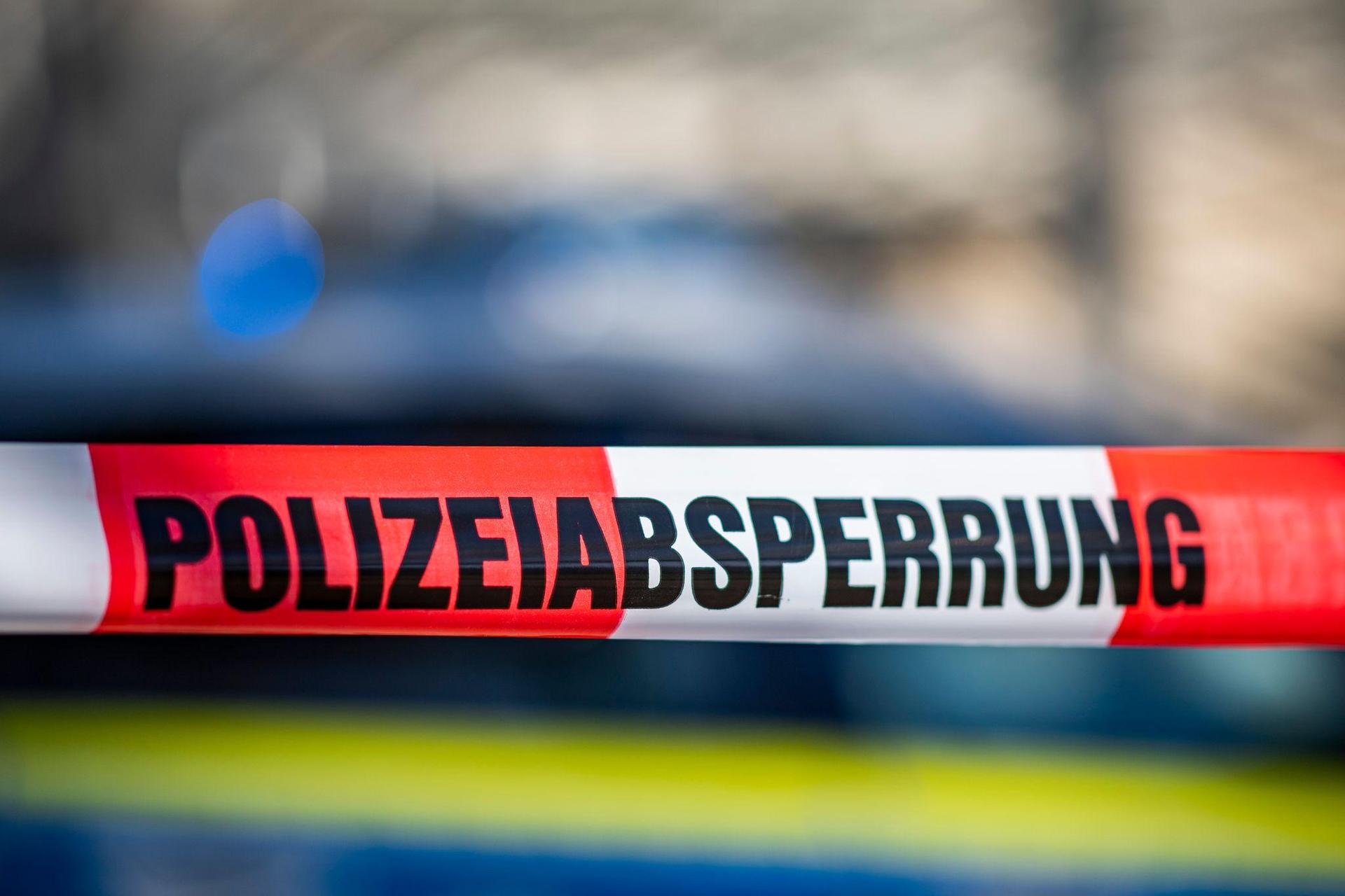 Wie die schweren Verletzungen entstanden sind, war noch unklar. Die Polizei sucht Zeugen. (Symbolbild) (Bild: David Inderlied/dpa)