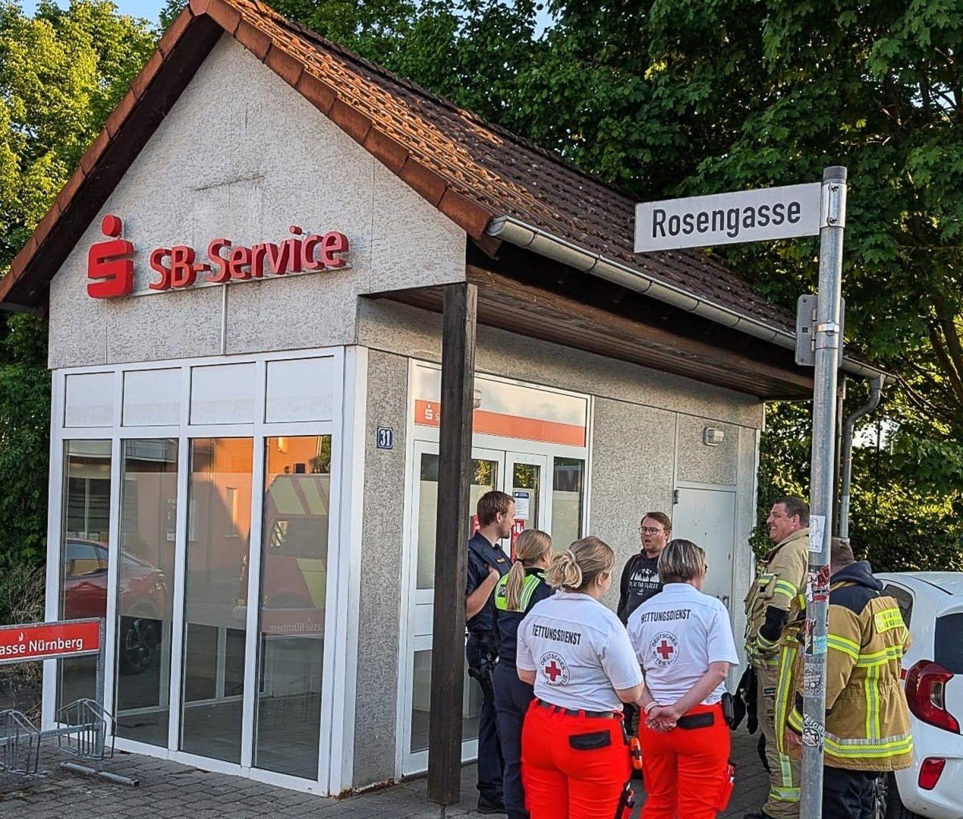 Die Feuerwehr befreite den Mann nach rund 15 Minuten. (Bild: -/Feuerwehr Hersbruck/dpa)