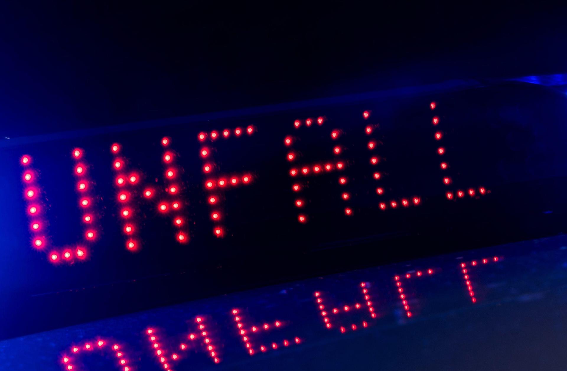 Ein 20-Jähriger überschlug sich auf der B299 bei Tanzfleck (Landkreis Amberg-Sulzbach) mit seinem Auto.  (Bild: Monika Skolimowska)