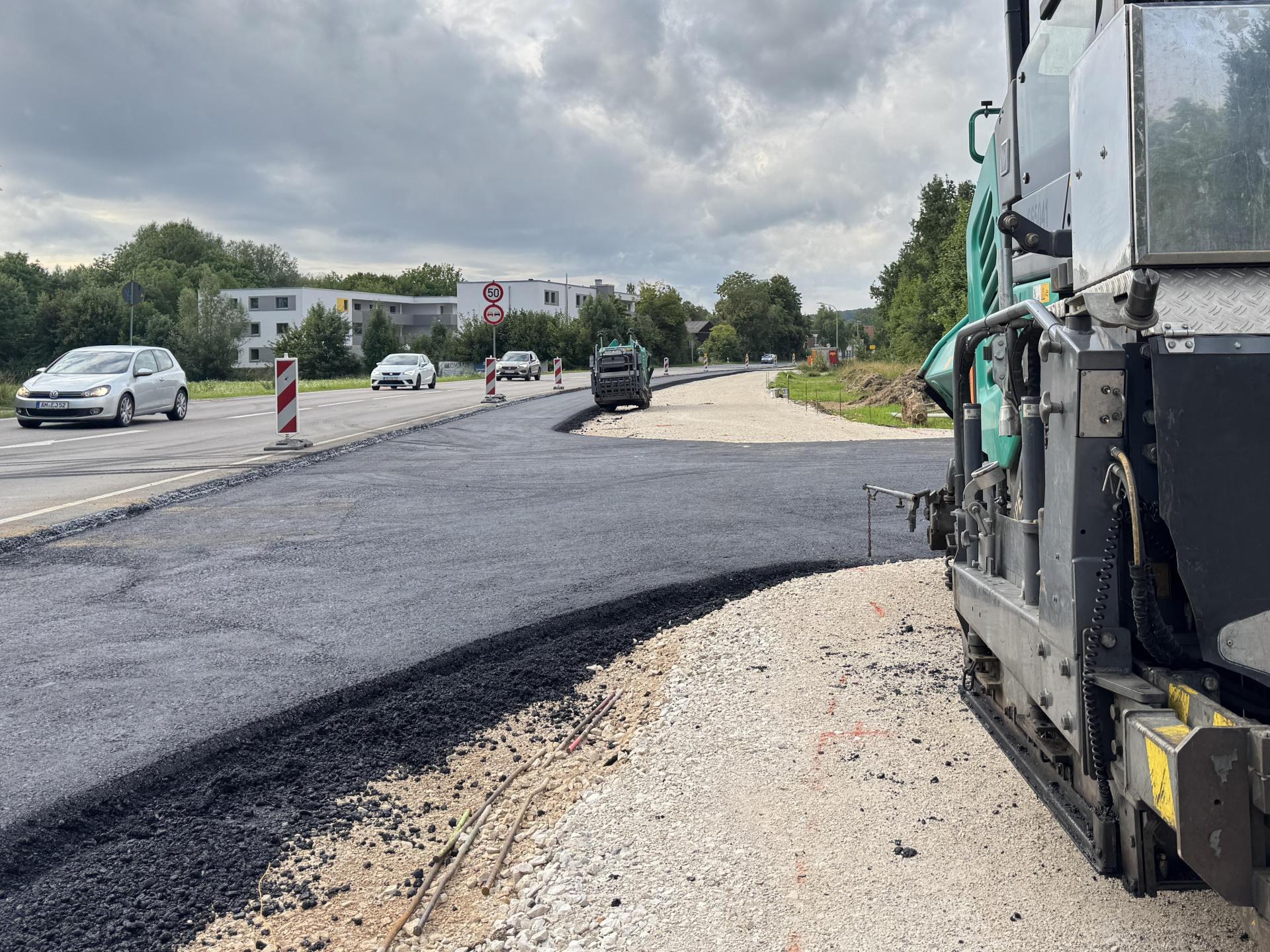 Zwischen Amberg und Haselmühl, an der Vilstalstraße, wird gerade eine neue Abbiegespur (Bildmitte) für das künftige Zoll-Trainingszentrum gebaut. Deshalb wurde hier ein Stück des beliebten Geh- und Radwegs (geschotterter Bereich) abgebrochen. (Bild: Heike Unger)