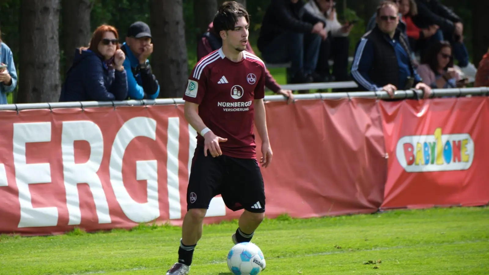 Noah Keller bei einem Spiel der U17 des 1. FC Nürnberg. Derzeit ist der Illschwanger verletzt. (Bild: Stephan Keller)