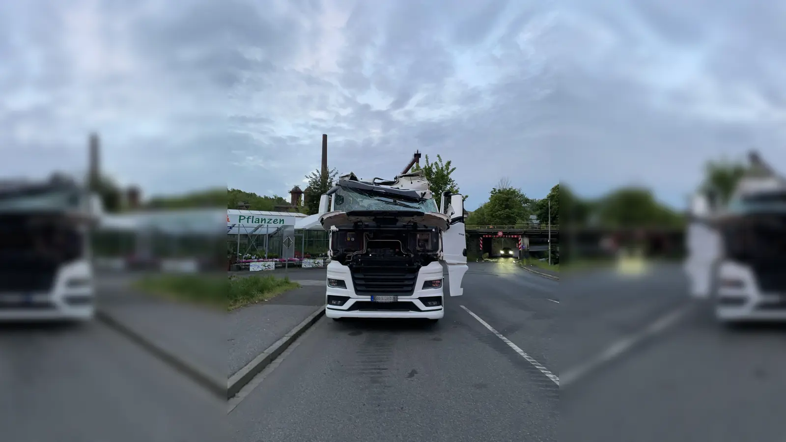 Ein 40-Tonner bleibt in Sulzbach-Rosenberg unter einer Brücke stecken. Der Fahrer übersteht das unverletzt, aber der Schaden ist erheblich. (Bild: Polizei Sulzbach-Rosenberg)
