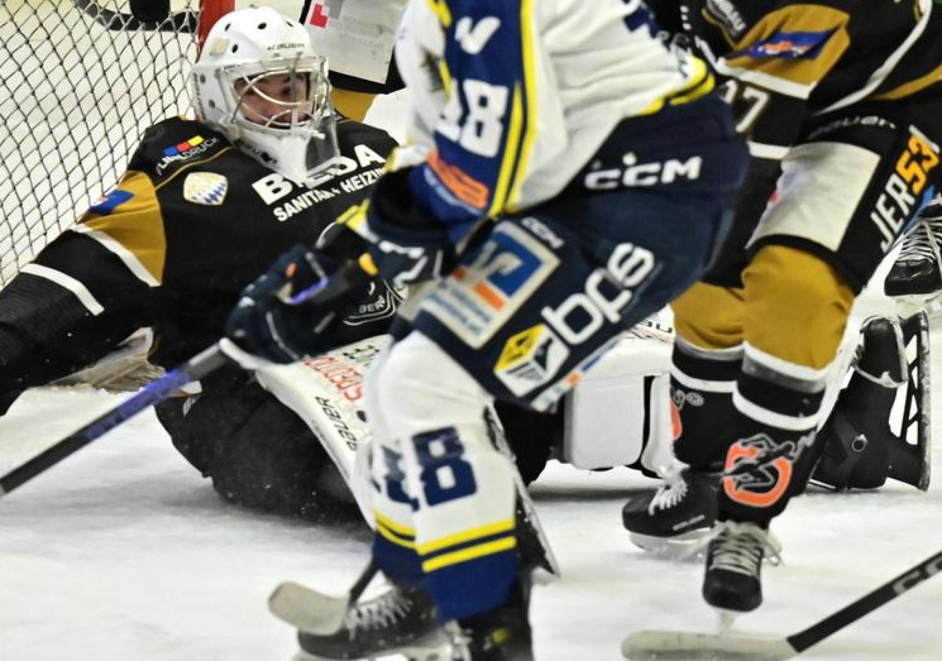 Der ERSC Amberg (schwarze Trikots, Szene aus einem früheren Spiel) hat das Spiel bei den Buchloe Pirates deutlich mit 1.5 verloren.  (Bild: Hubert Ziegler)