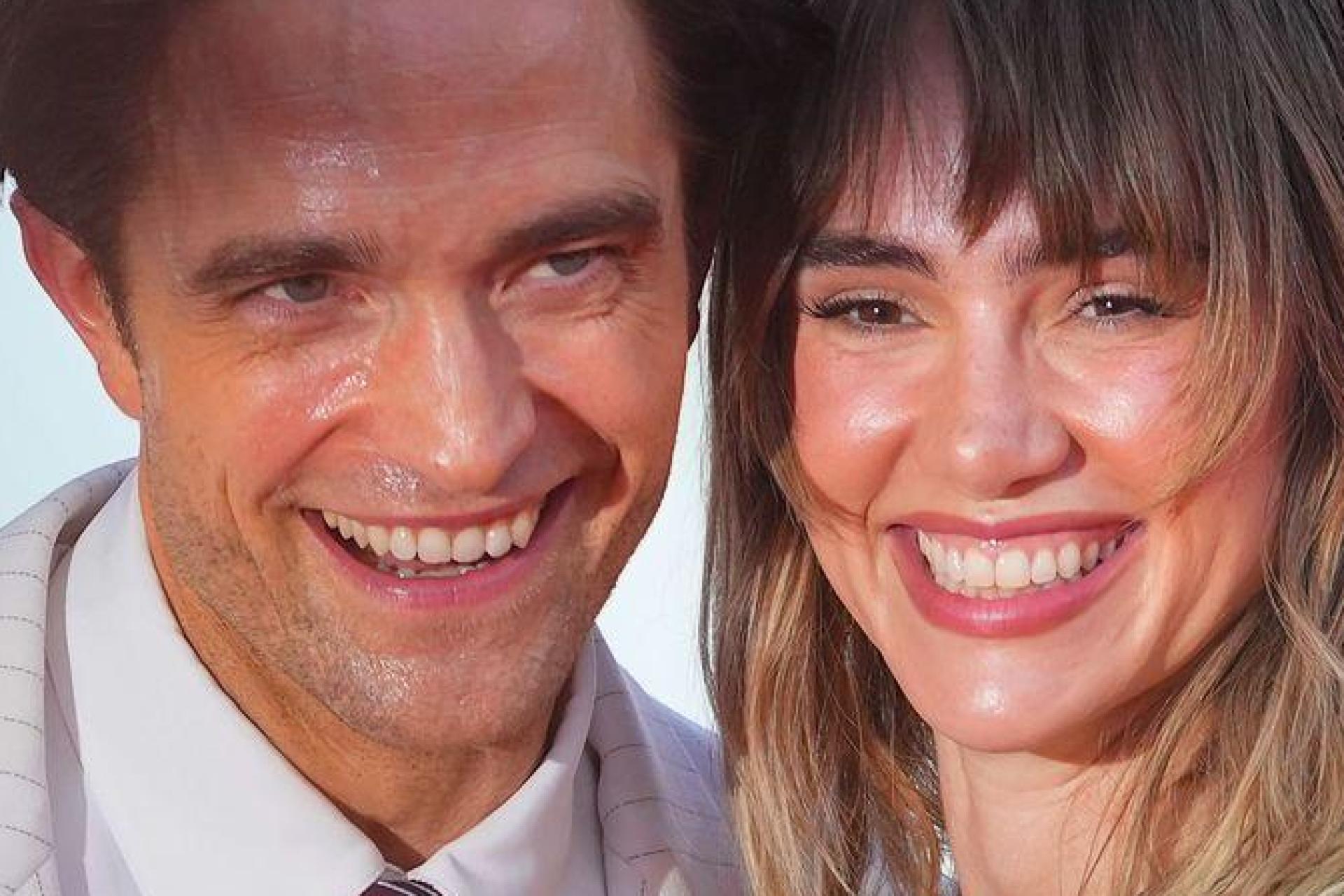 Robert Pattinson und Suki Waterhouse auf dem roten Teppich. (Bild: Alessandra Tarantino/Invision/AP/dpa)
