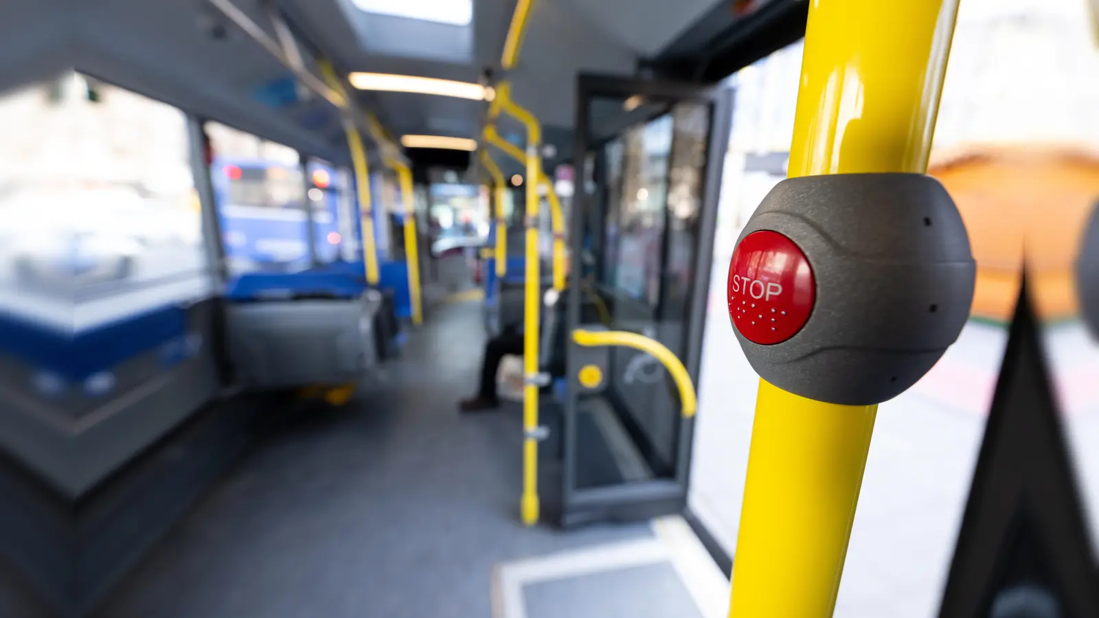 Die Vollsperrung in der Burgstraße in Hirschau hat Auswirkungen auf den Bus-Verkehr. (Symbolbild: Sven Hoppe/dpa)
