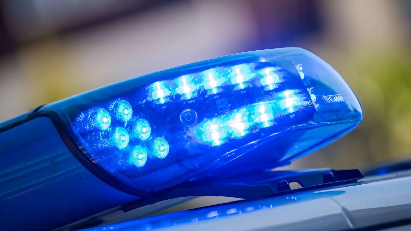 Wegen des Verdachts des gefährlichen Eingriffs in den Straßenverkehr ermittelt die Polizei gegen zwei Autofahrer. (Symbolbild: Lino Mirgeler/dpa)