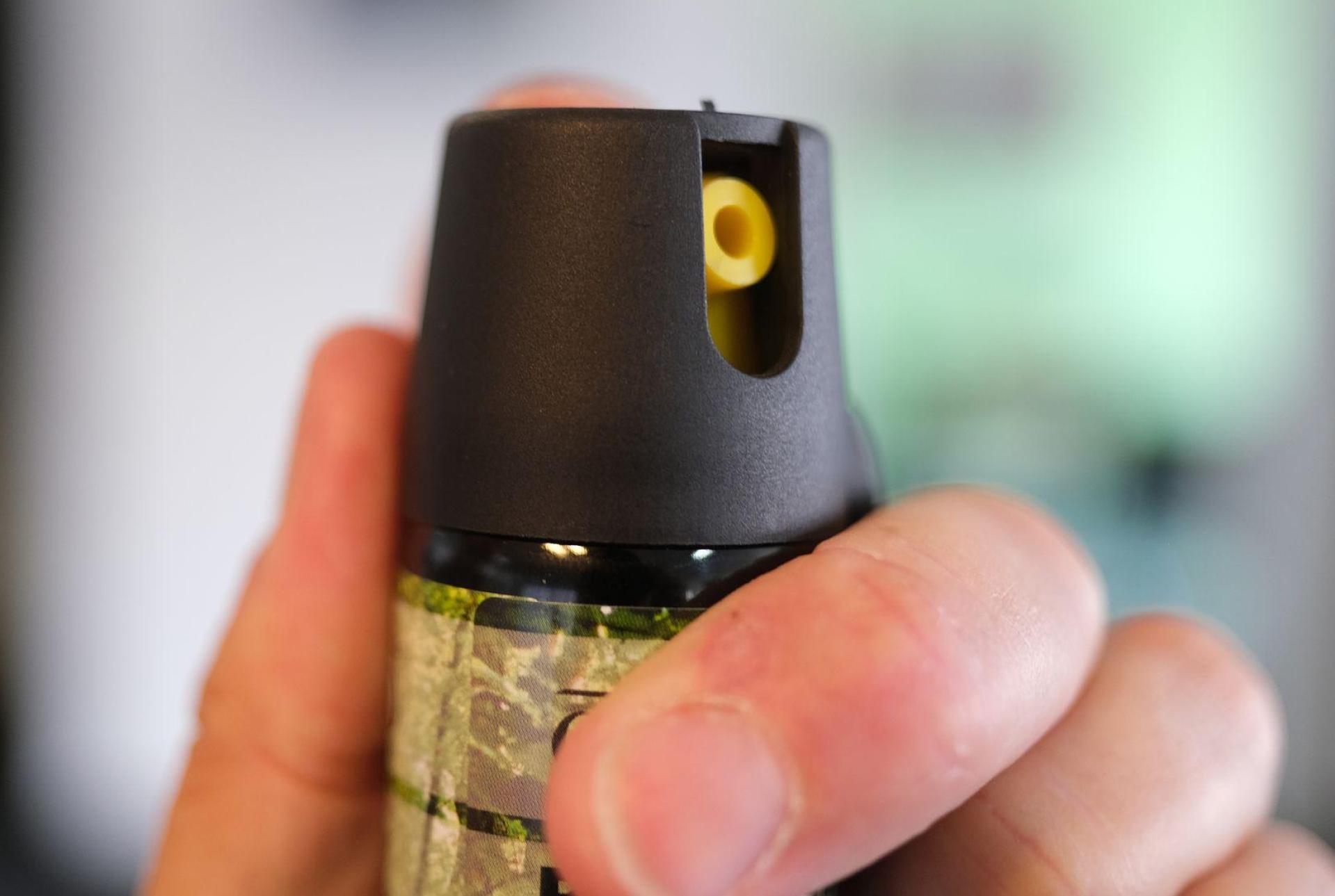 Der Täter soll das Pfefferspray ziellos im Gebäude verteilt haben. (Symbolbild) (Bild: Bernd Weißbrod/dpa)