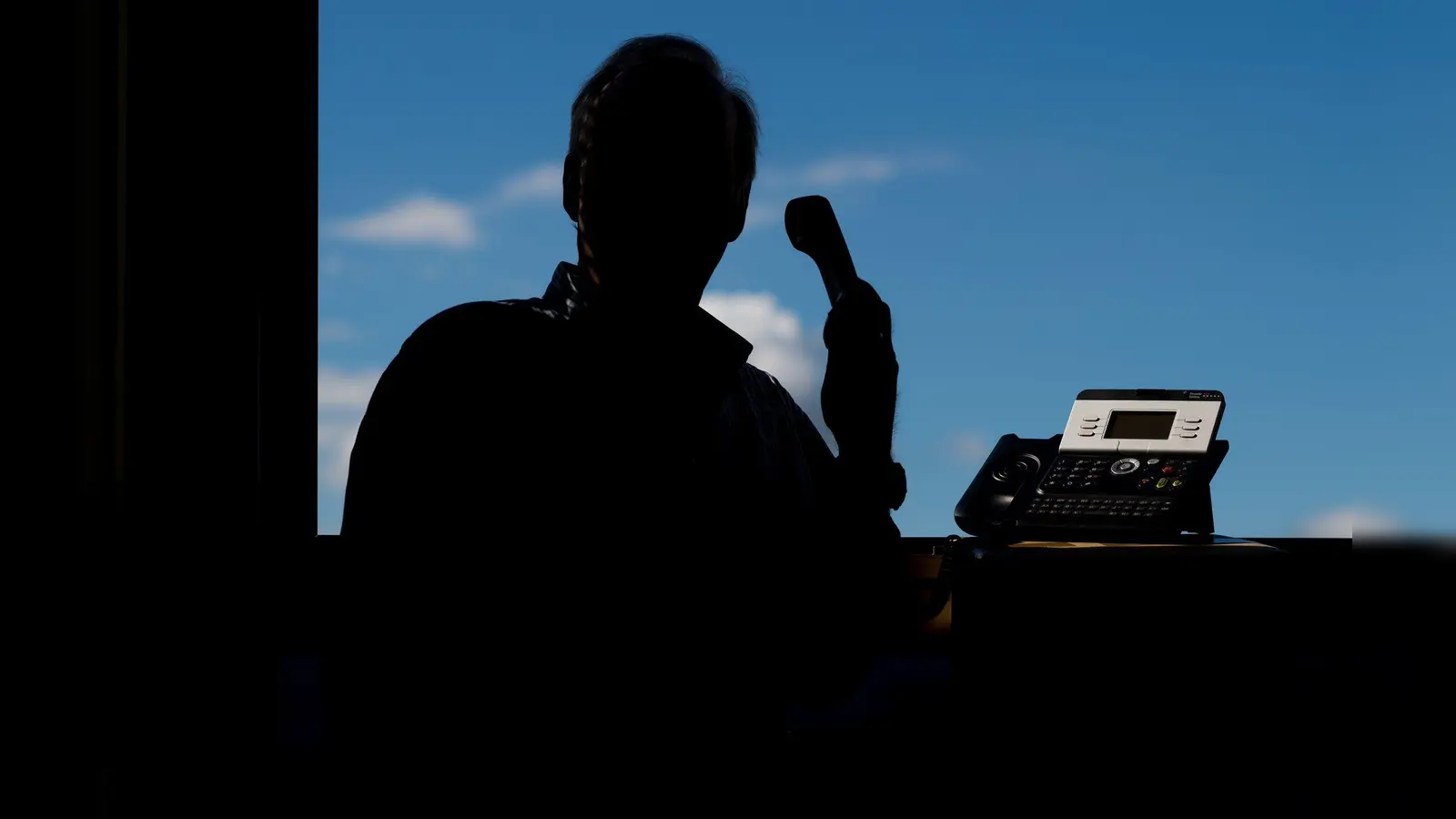 Eine Frau aus dem Landkreis Neumarkt fällt auf Telefonbetrüger herein. Die Polizei bittet um Hinweise. (Symbolbild: Julian Stratenschulte/dpa)