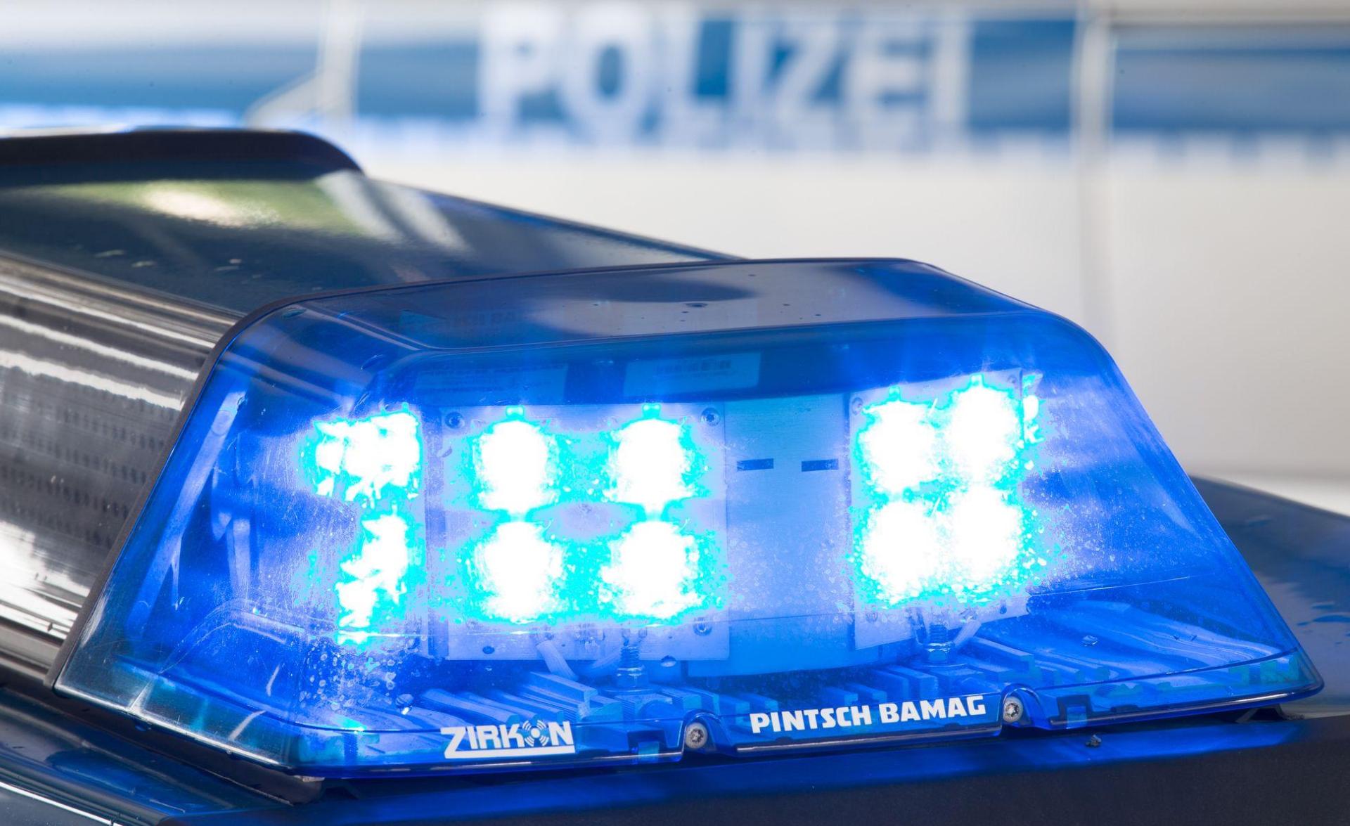 Die Polizei in Sulzbach-Rosenberg sucht einen unbekannten Autofahrer, der auf einem Parkplatz eine ausparkende Seniorin bedrohte.  (Symbolbild: Friso Gentsch/dpa)