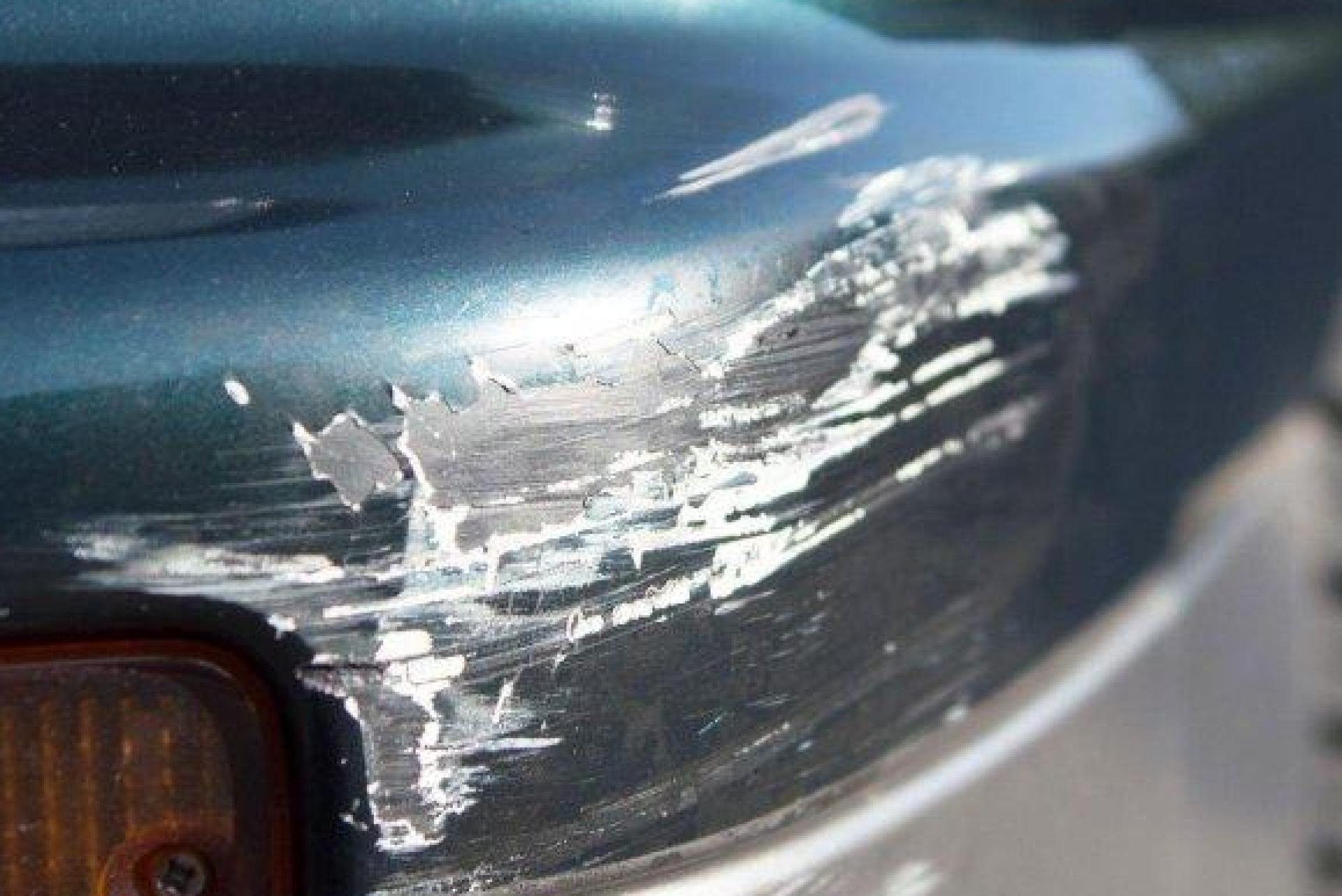 In Sulzbach-Rosenberg wurde ein VW Polo angefahren. (Symbolbild: Arno Burgi/dpa)