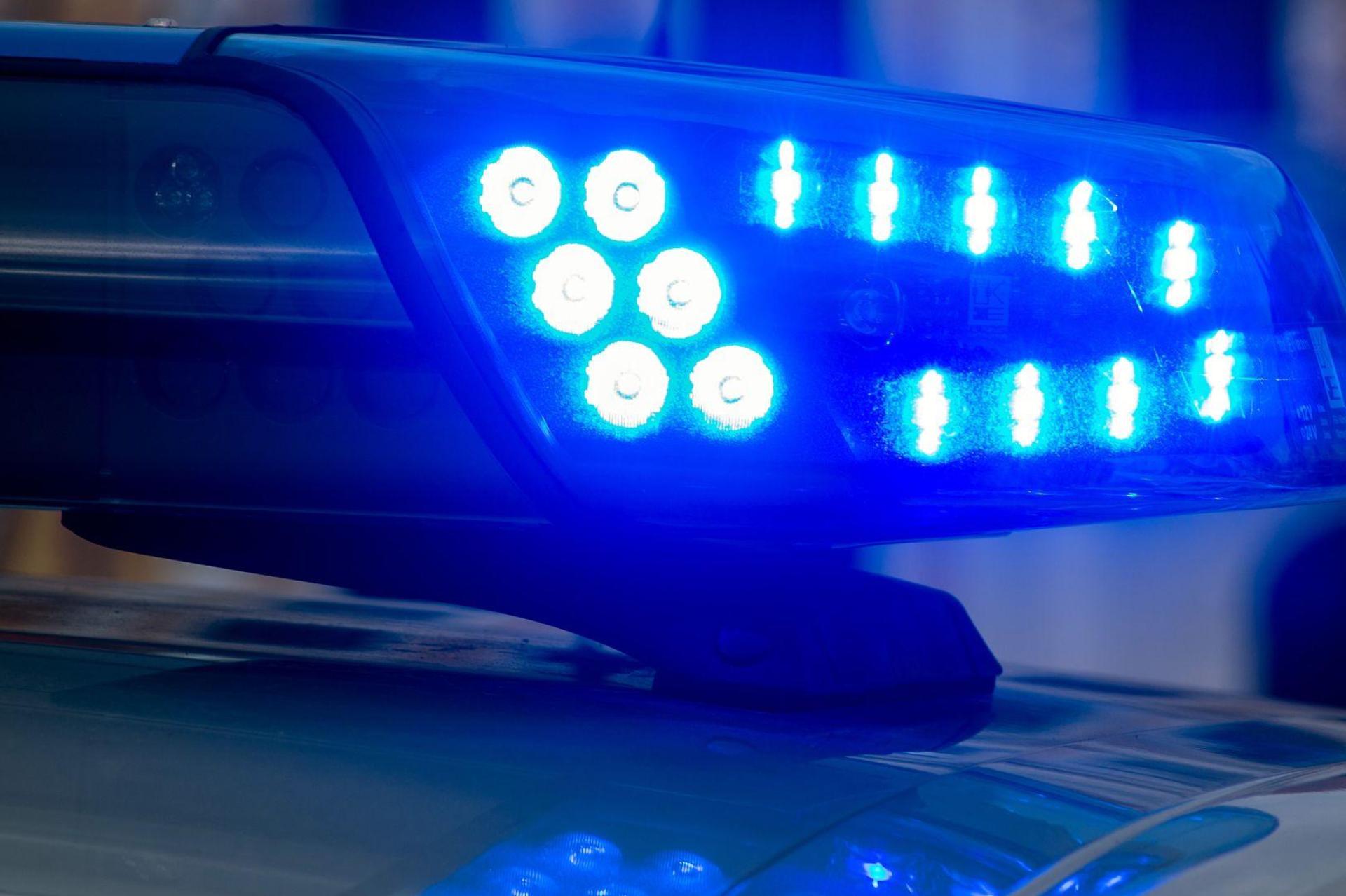 In Hirschau kam es zu einem Frontalzusammenstoß zweier Autos auf der Mühlstraße. Eine Fahrerin wurde leicht verletzt, beide Fahrzeuge sind nicht mehr fahrbereit. (Symbolbild: Klaus-Dietmar Gabbert/dpa)