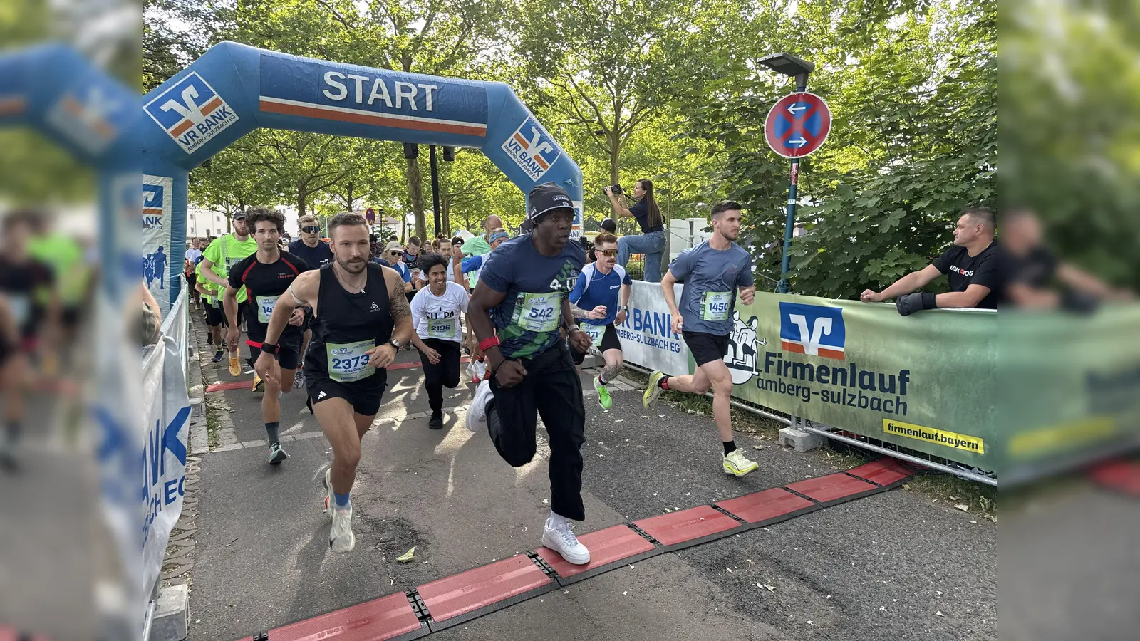 Punkt 18.30 Uhr startete am Mittwochabend der 17. Firmenlauf Amberg-Sulzbach. (Bild: Uli Piehler)
