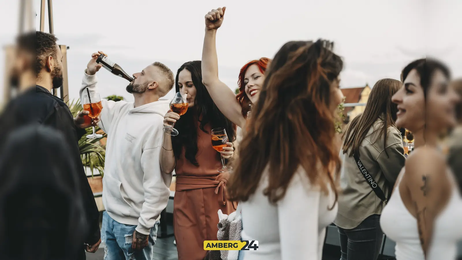(Fast) alle in weiß auf dem letzten White-House-Event der Walküre Skybar. (Archivbild: Lolografie )