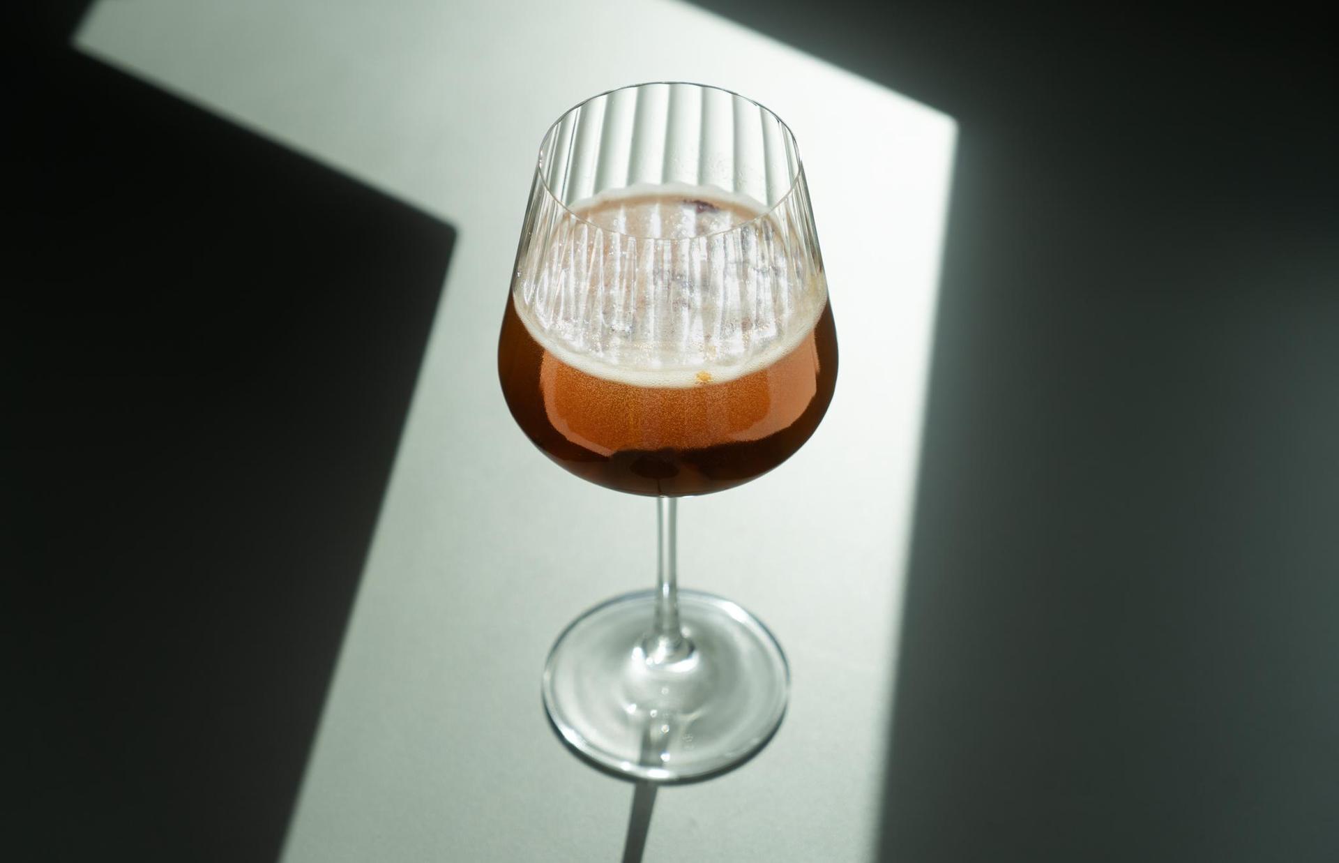 Wie eine Mischung aus Glühwein und Zwetschgenkuchen: Der Zwetschgen-Spritz. (Bild: knz)