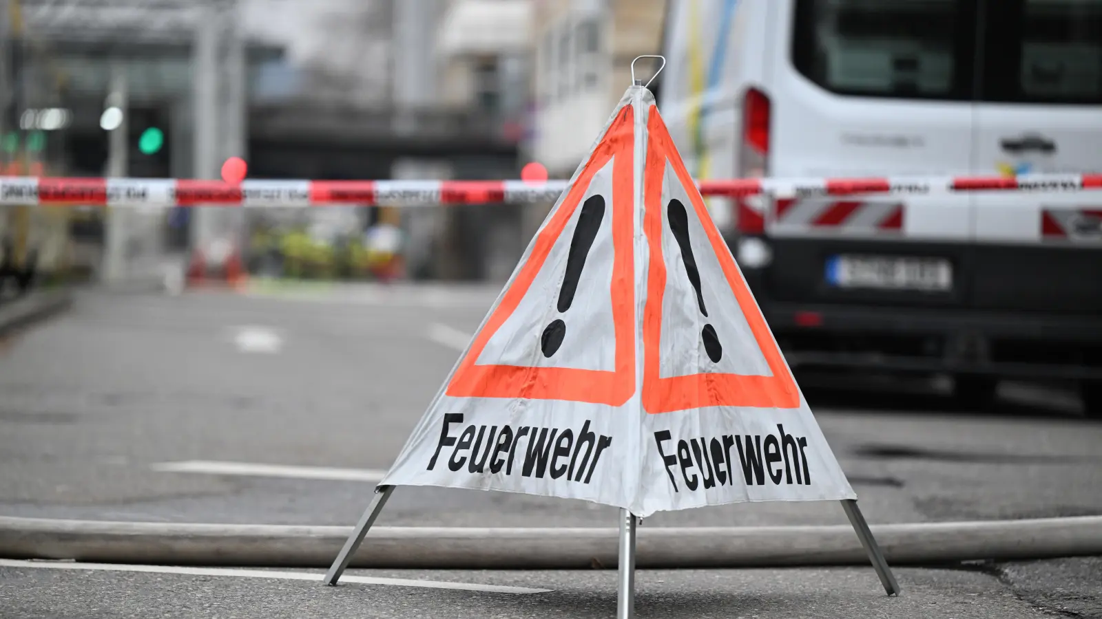Die B 470 war am Samstagnachmittag bei Auerbach nach einem Unfall rund drei Stunden gesperrt (Symbolbild: Bernd Weißbrod)