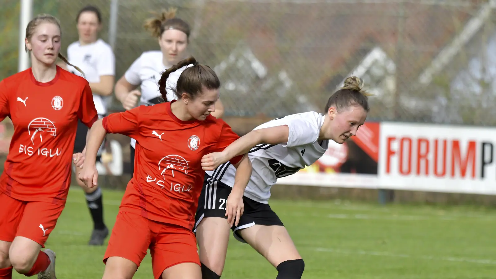 Anna Luschner (Mitte) und Mathilda Lacher (links) steht mit den Fußballerinnen des TSV Theuern eine harte Englische Woche bevor. Lacher kehrt nach einem Auslandsaufenthalt in den Kader zurück.  (Archivbild: Hubert Ziegler)